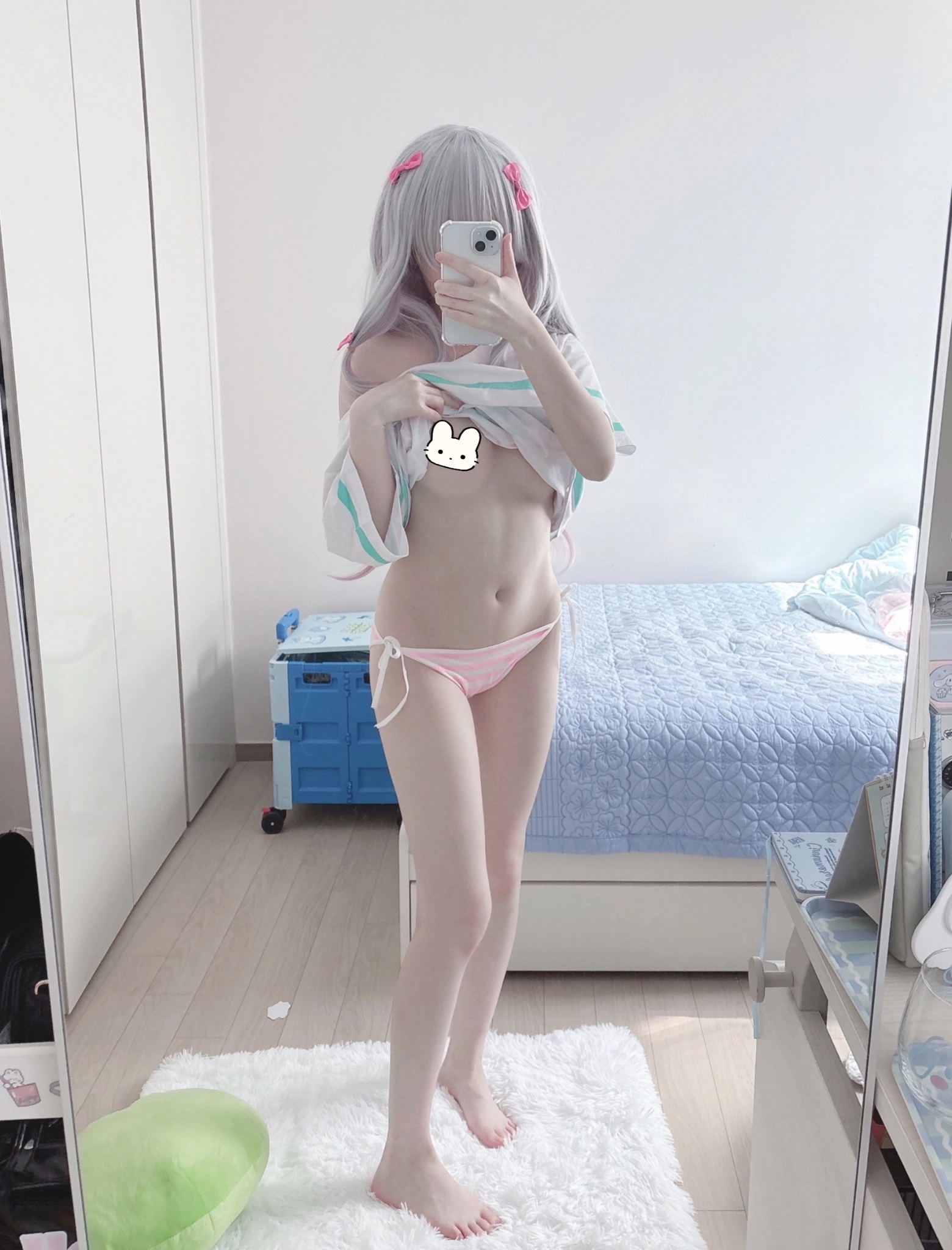 女人在镜子里拍个自拍。