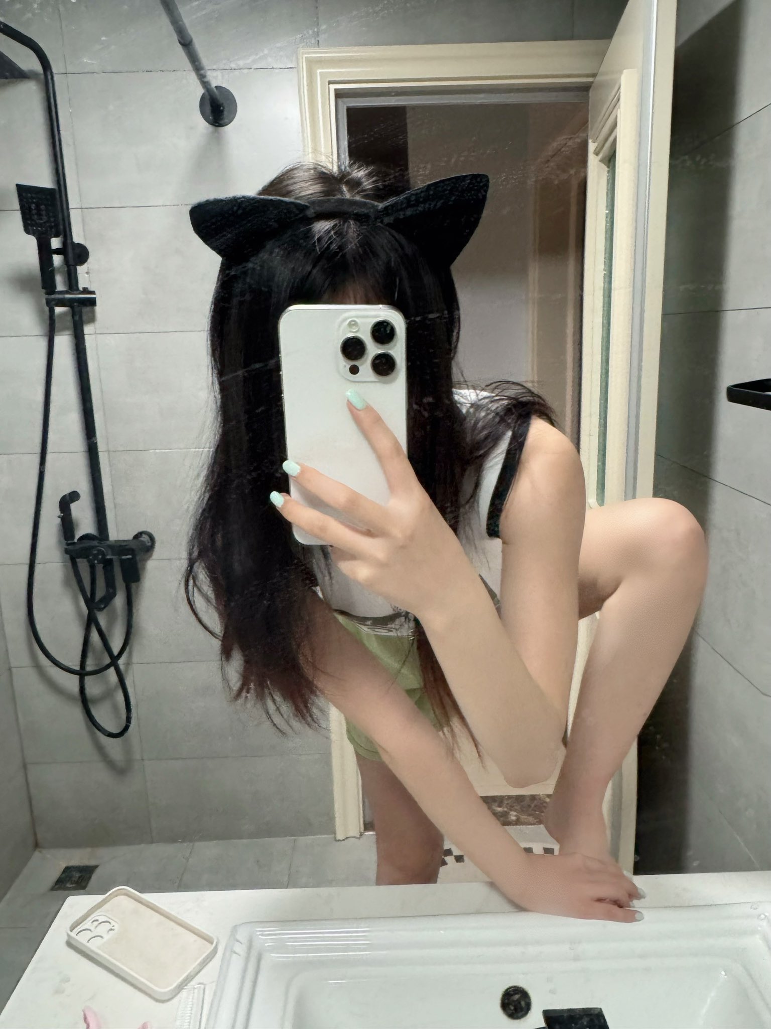 女人在浴室里拍个自拍。