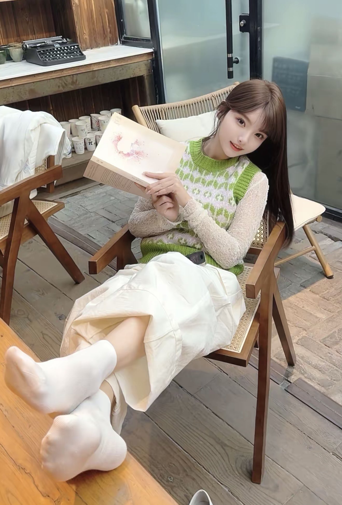 一位穿着绿色衬衫的女人正在读一本书。