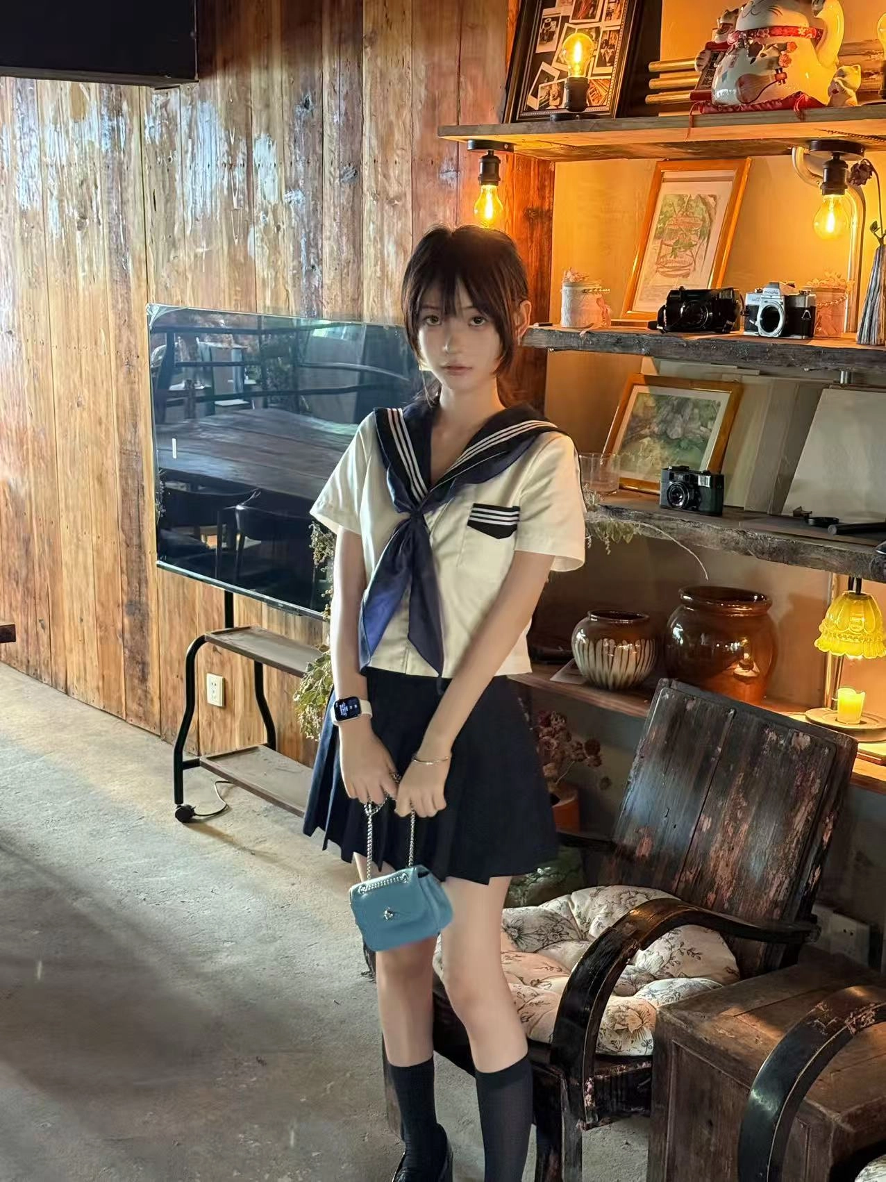 穿着白色衬衫和蓝色领带的女人站在一个房间里。