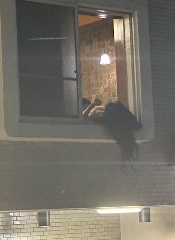 女人从脖子上看,看着窗外。