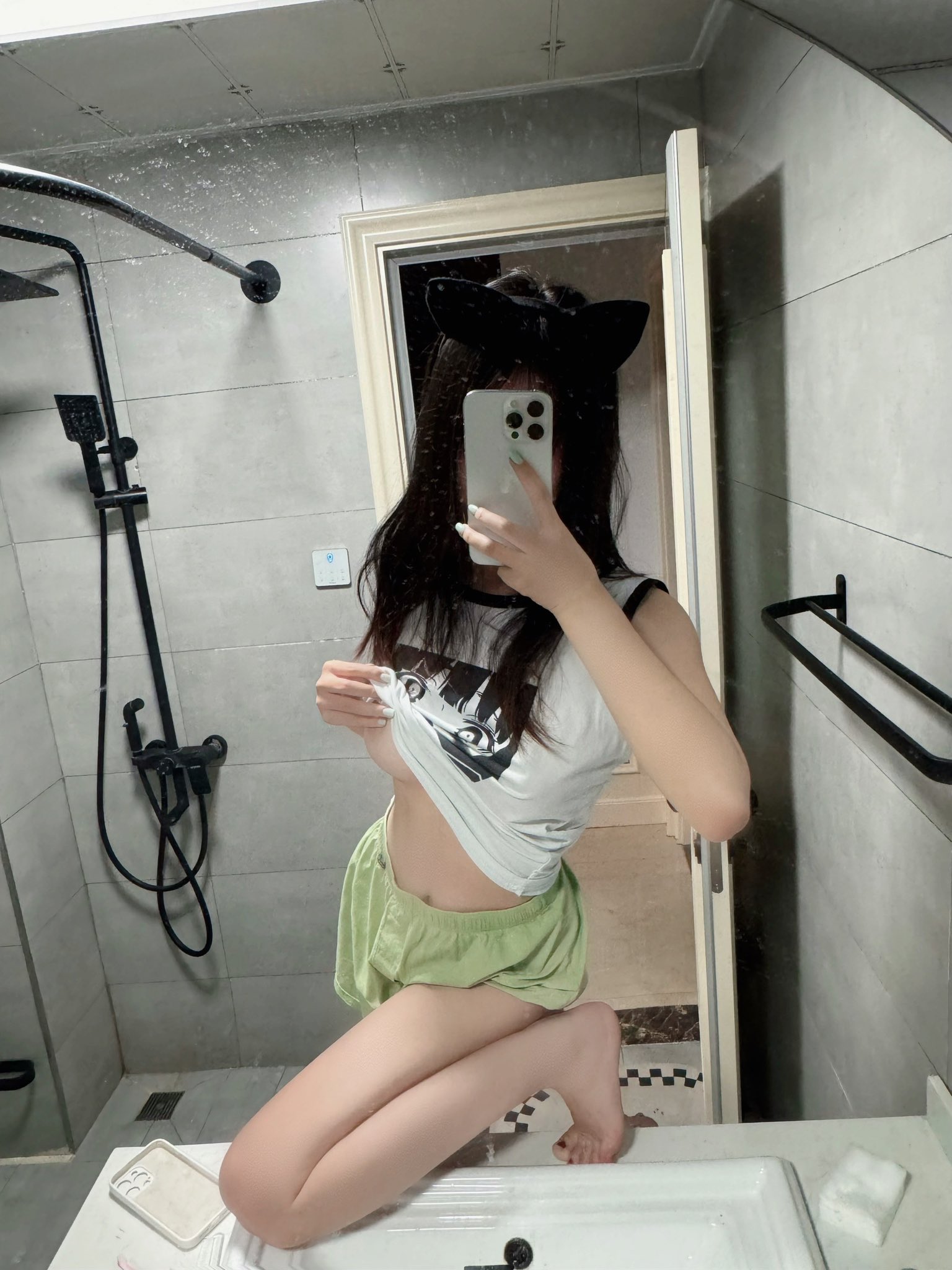 女人在浴室里拍个自拍。