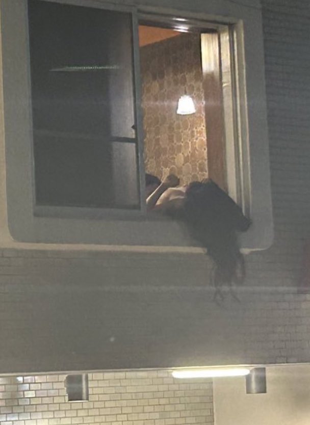 女人从脖子上看,看着窗外。