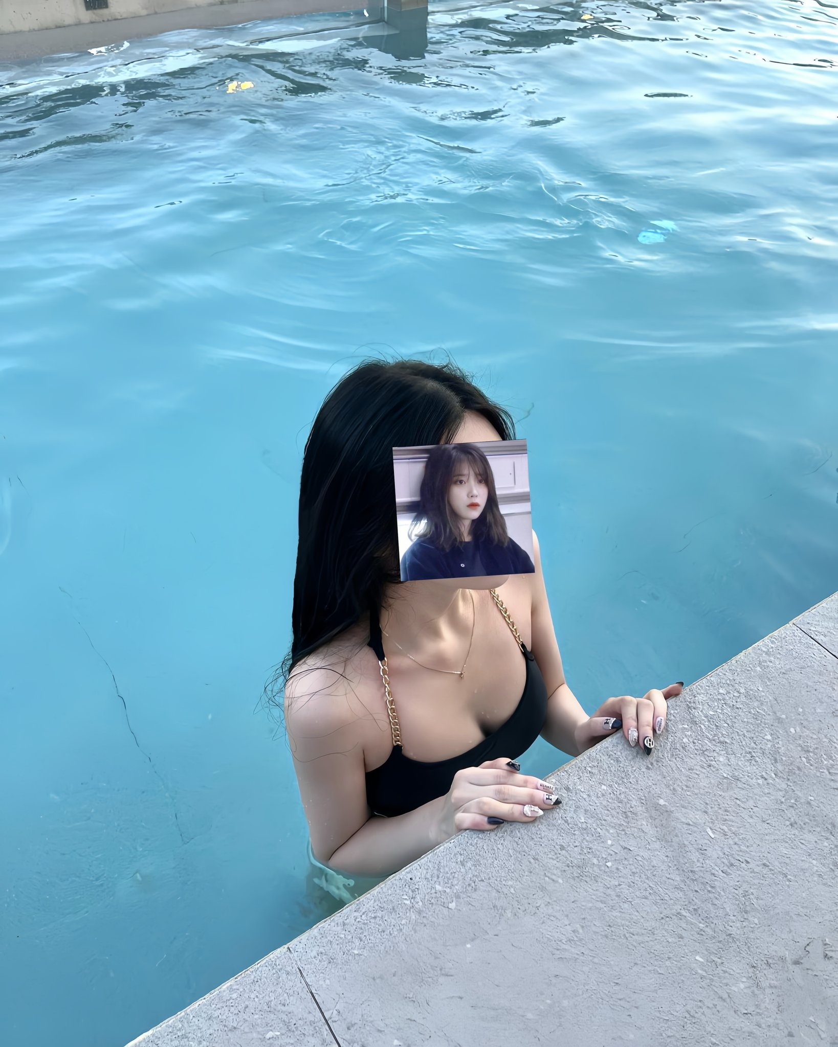 女人在水中脸上的女孩的照片。