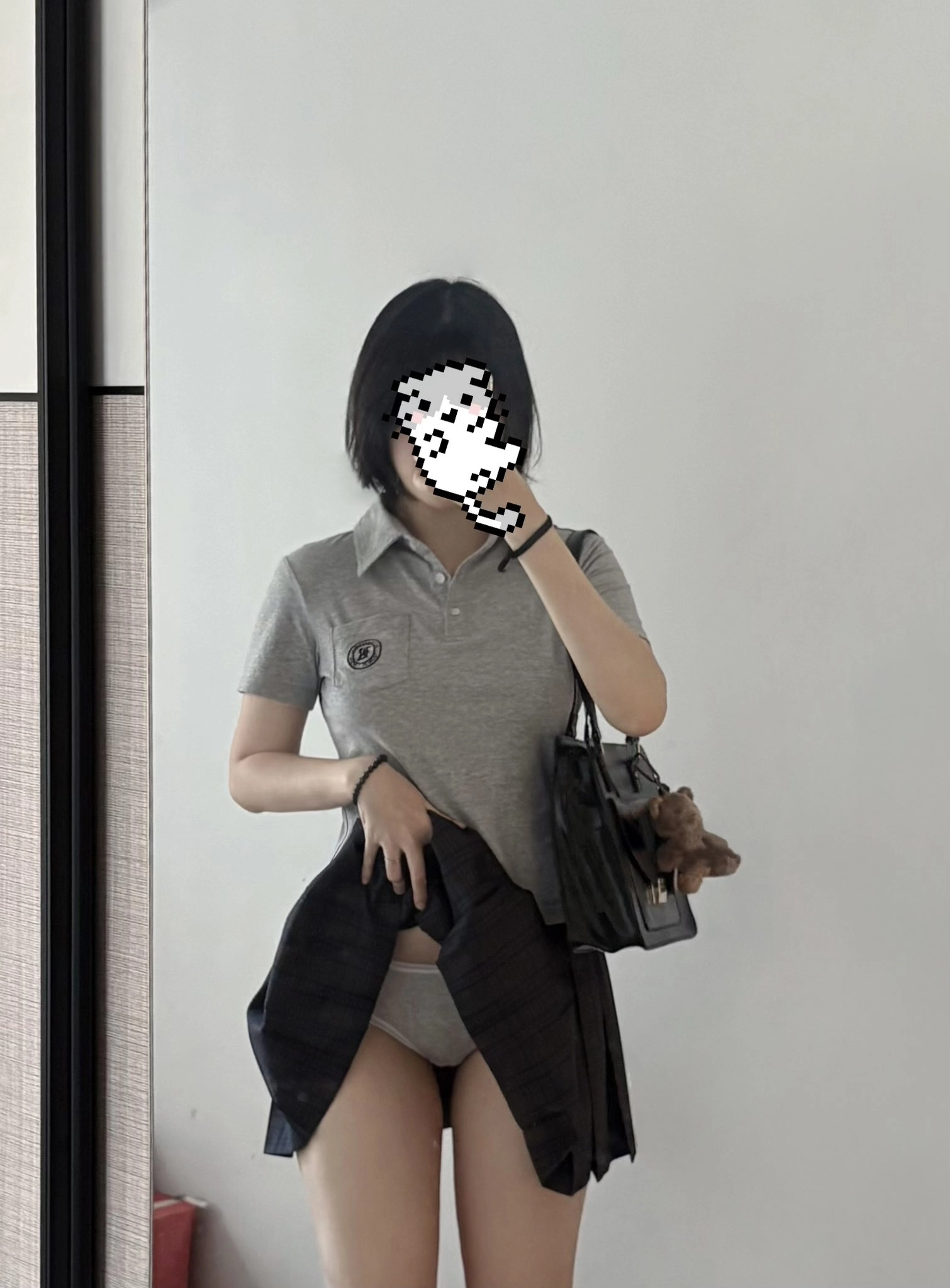 一位穿着白衬衫和黑裤子的女人正在拍照自己。