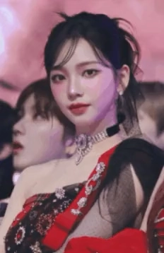 女人在她的头发上有一根黑色的弓。