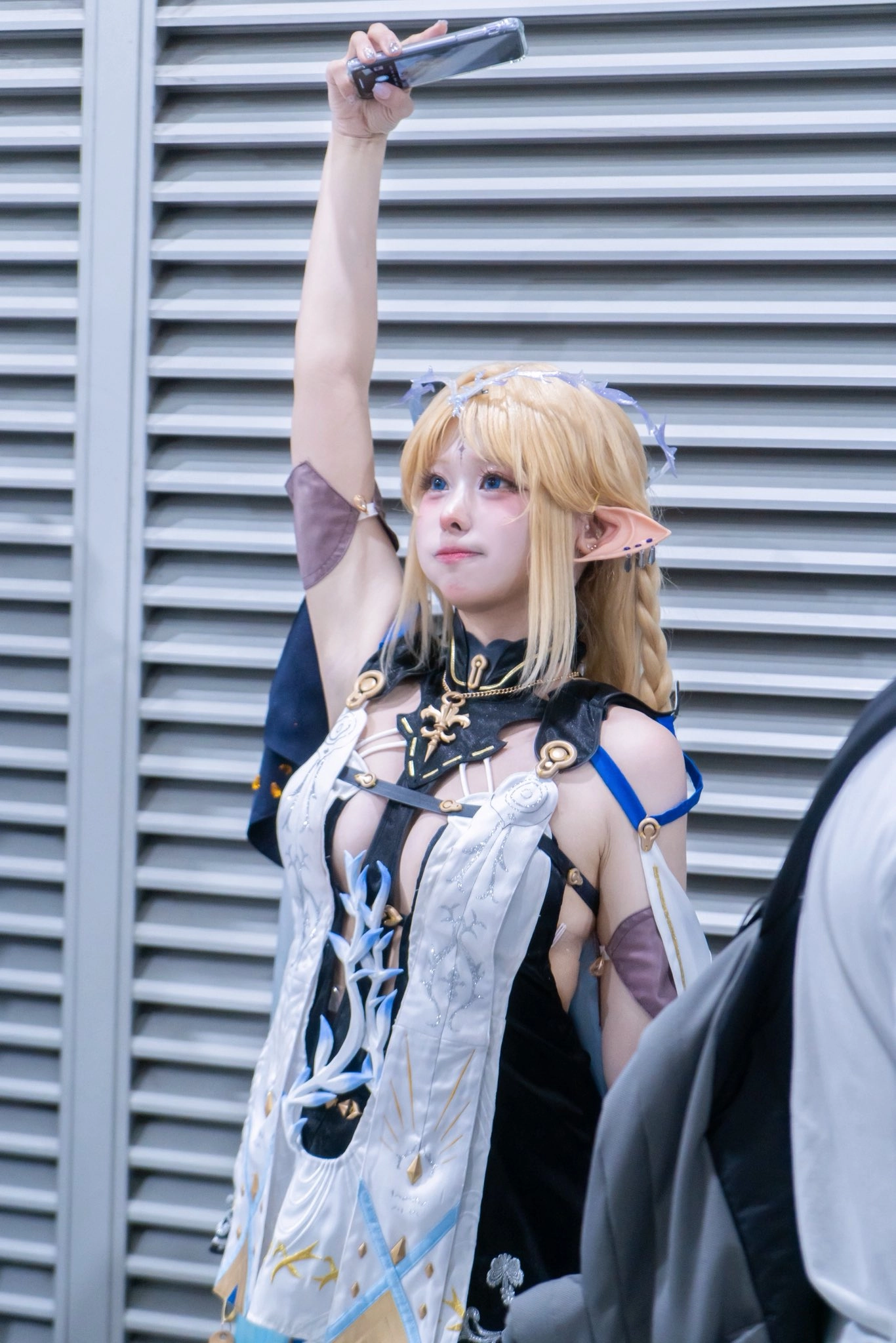 穿着白色和黑色裙子的女人,脖子上有一条蓝色带。