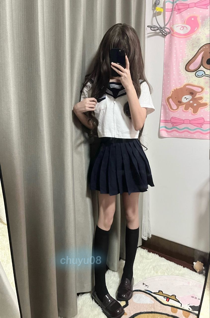 女孩在一个房间里拍了个自拍。