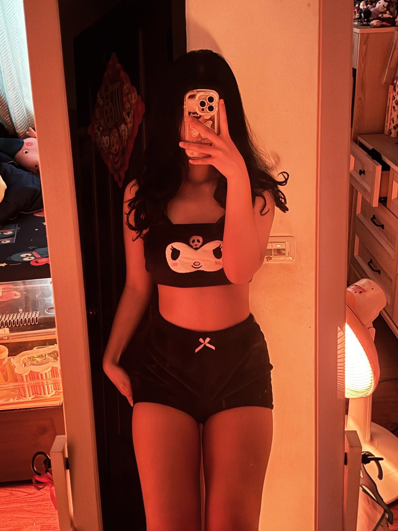 女人在镜子里拍自拍。