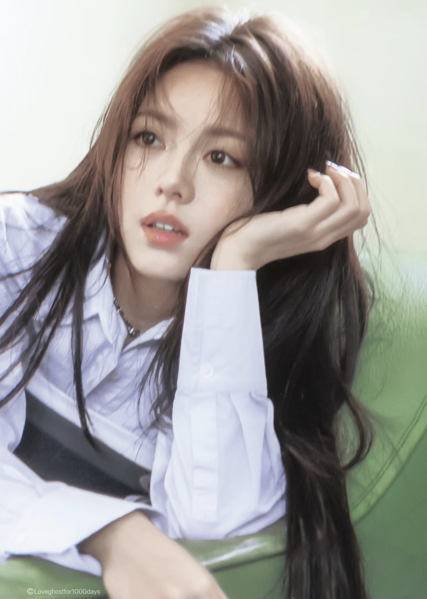 长头发和蓝色衬衫的女人。