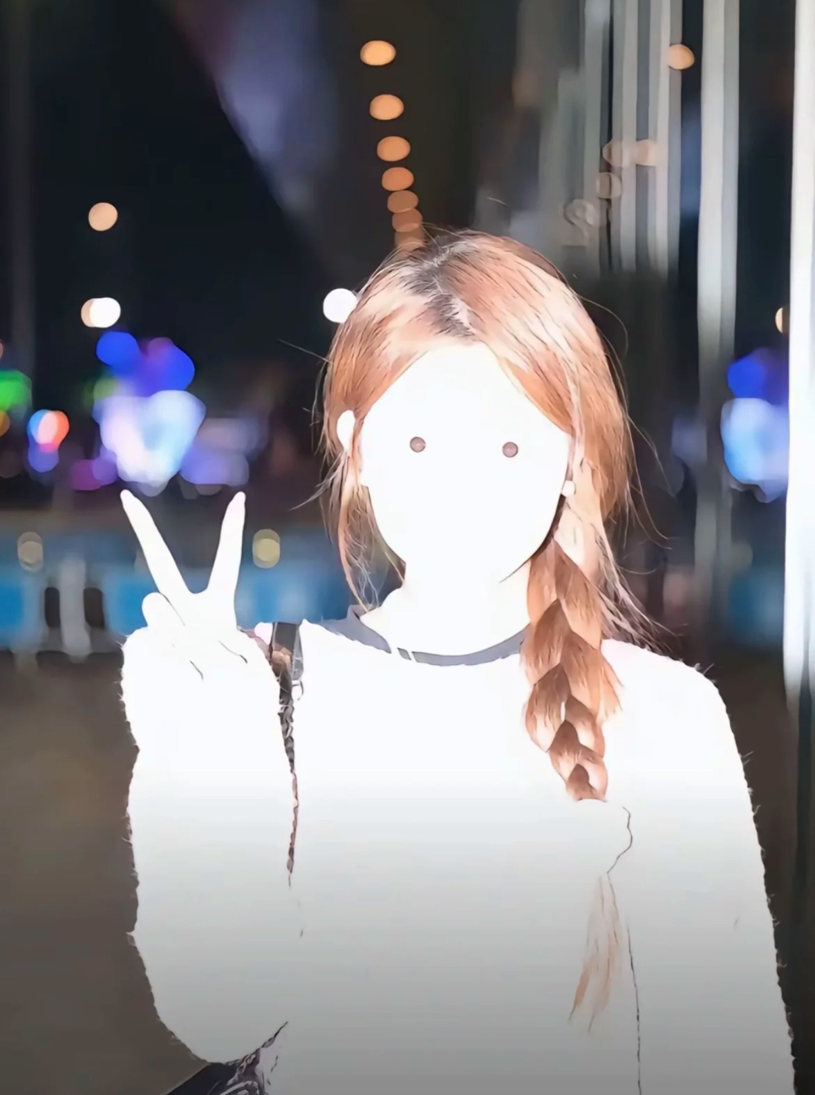 带着和平的标志和一件白色衬衫的女人。