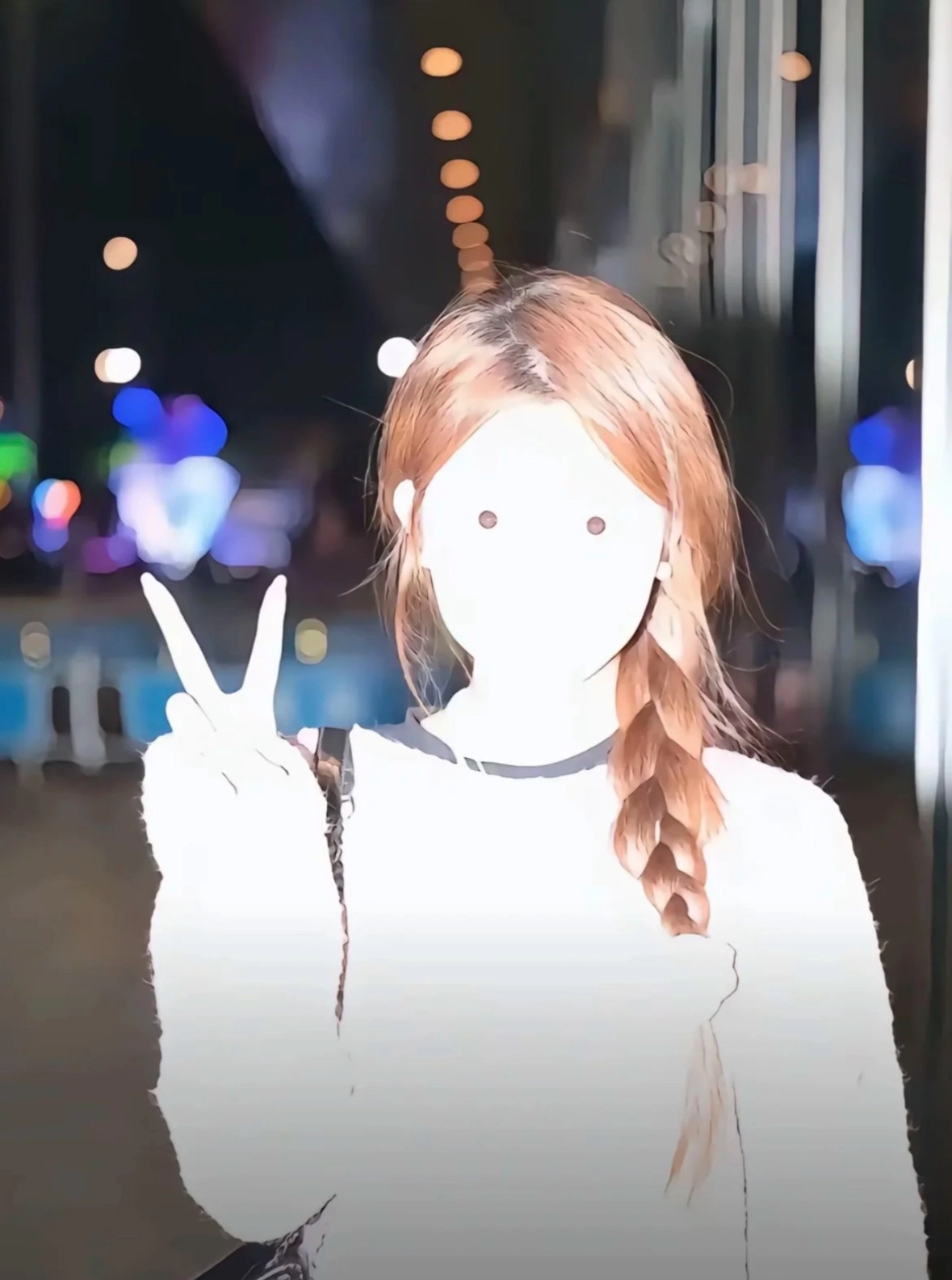 带着和平的标志和一件白色衬衫的女人。