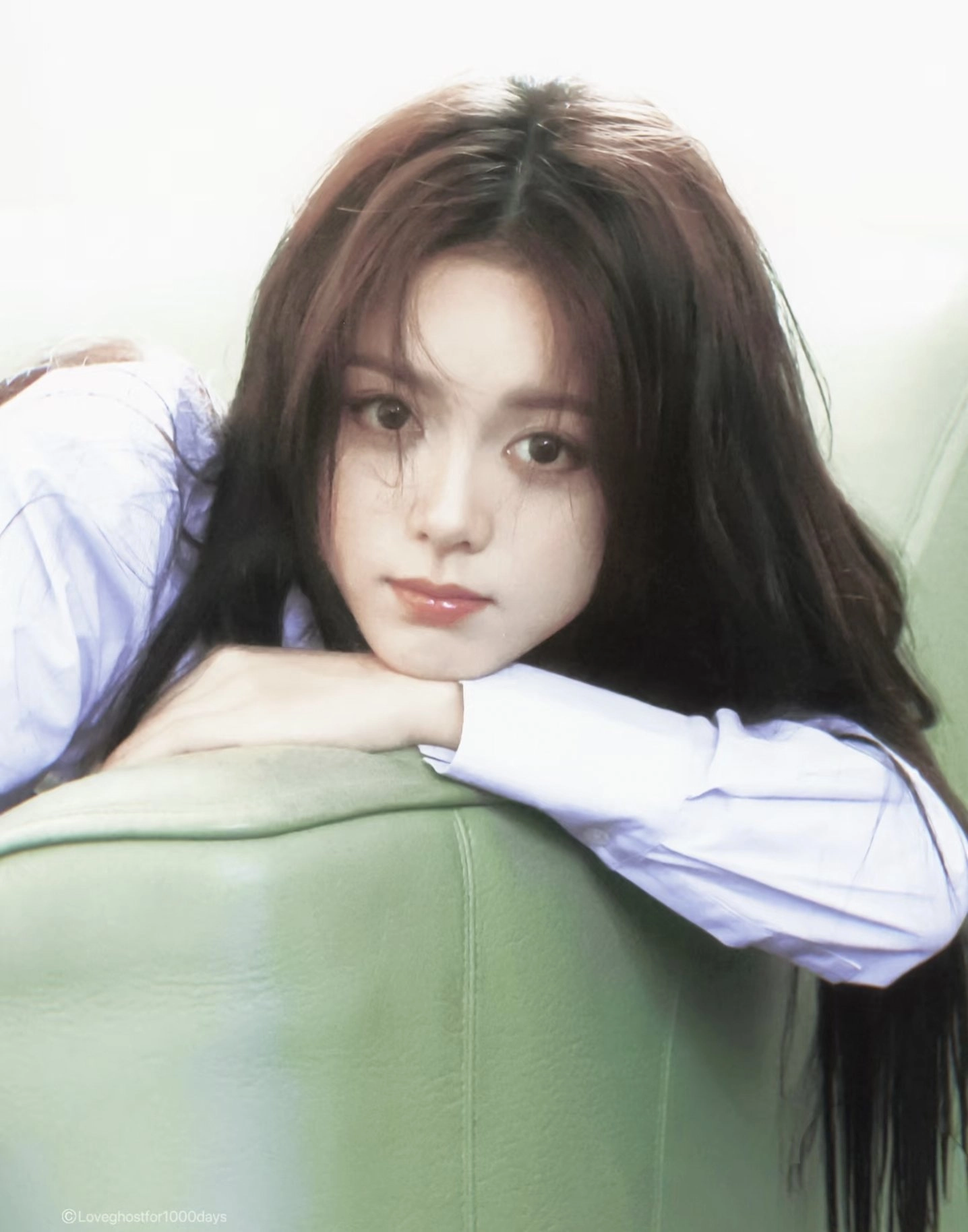 长头发和蓝色衬衫的女人。