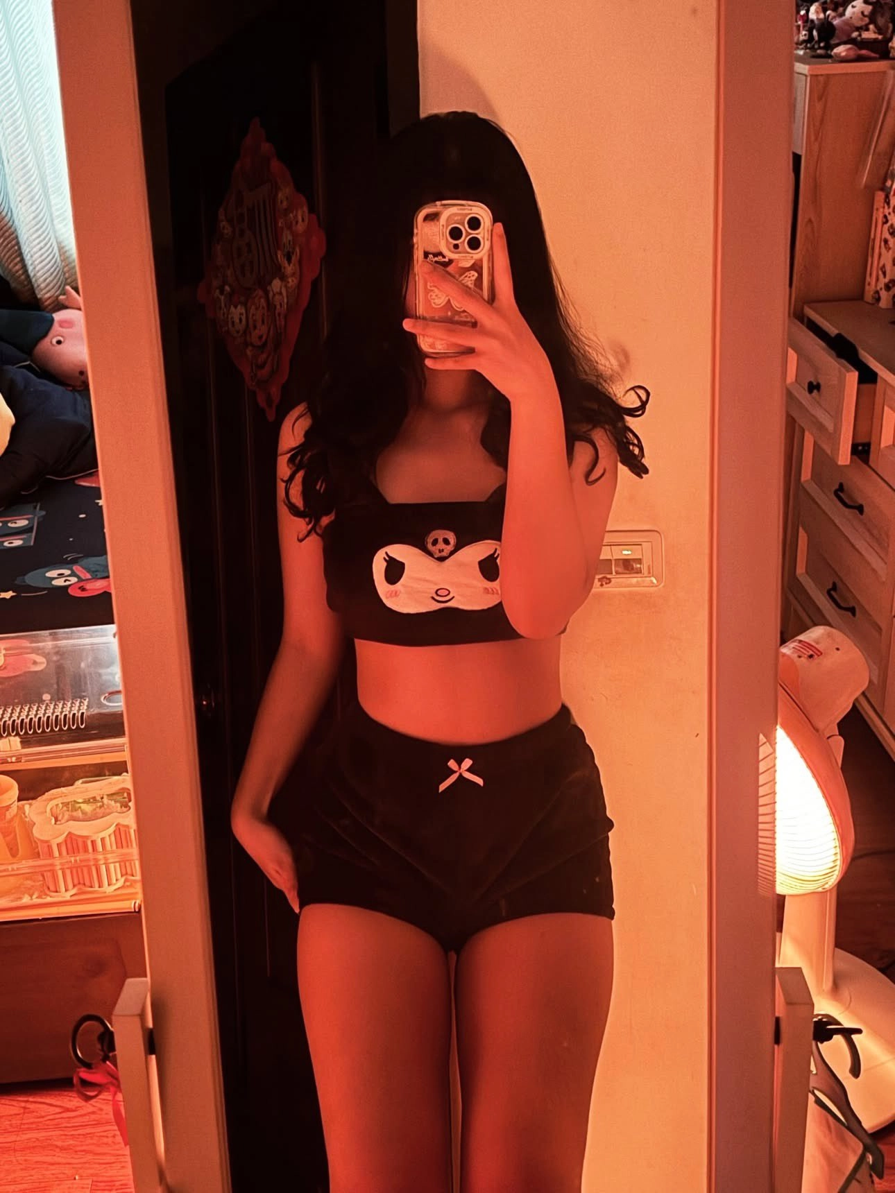 女人在镜子里拍自拍。