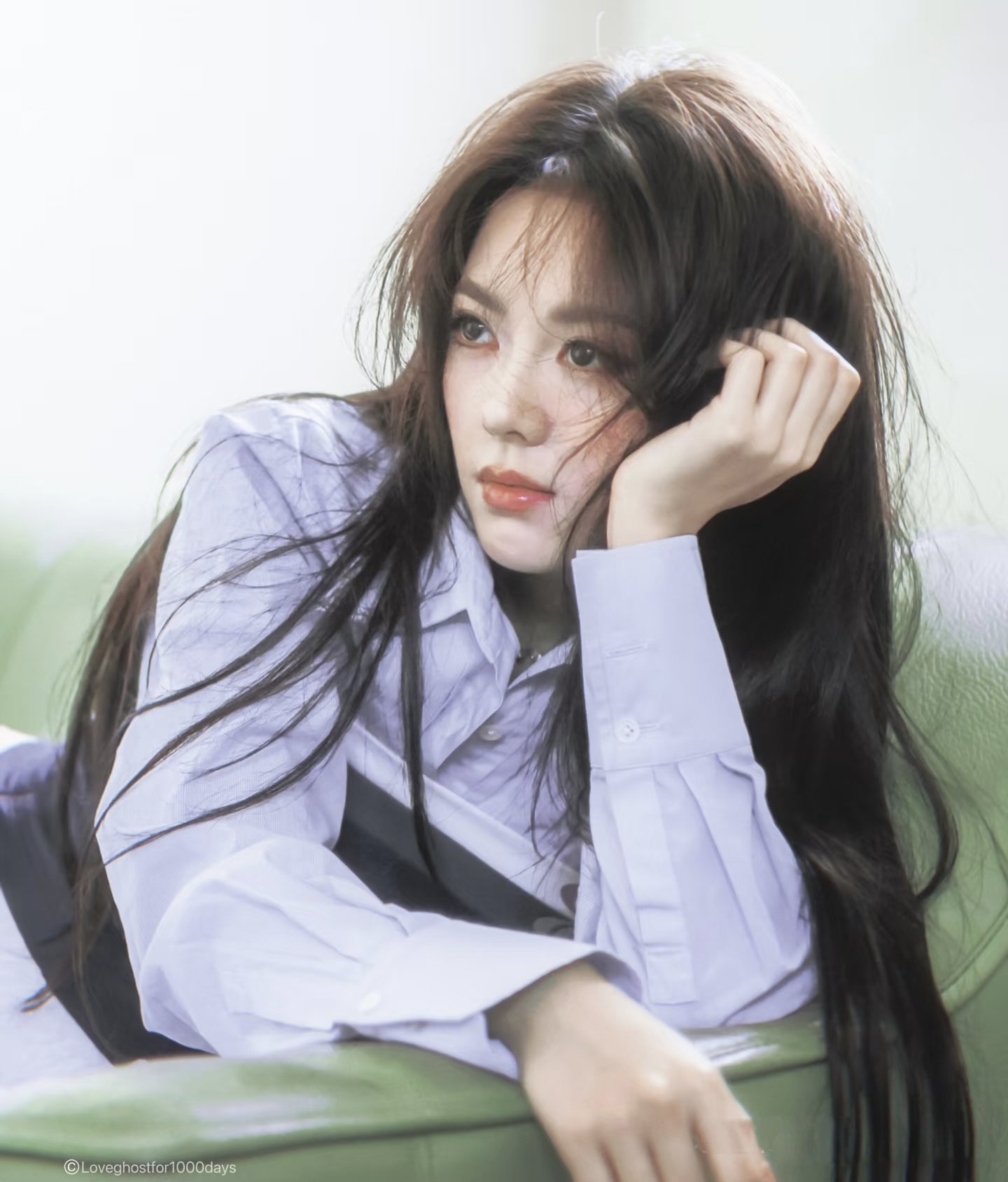 长头发和蓝色衬衫的女人。