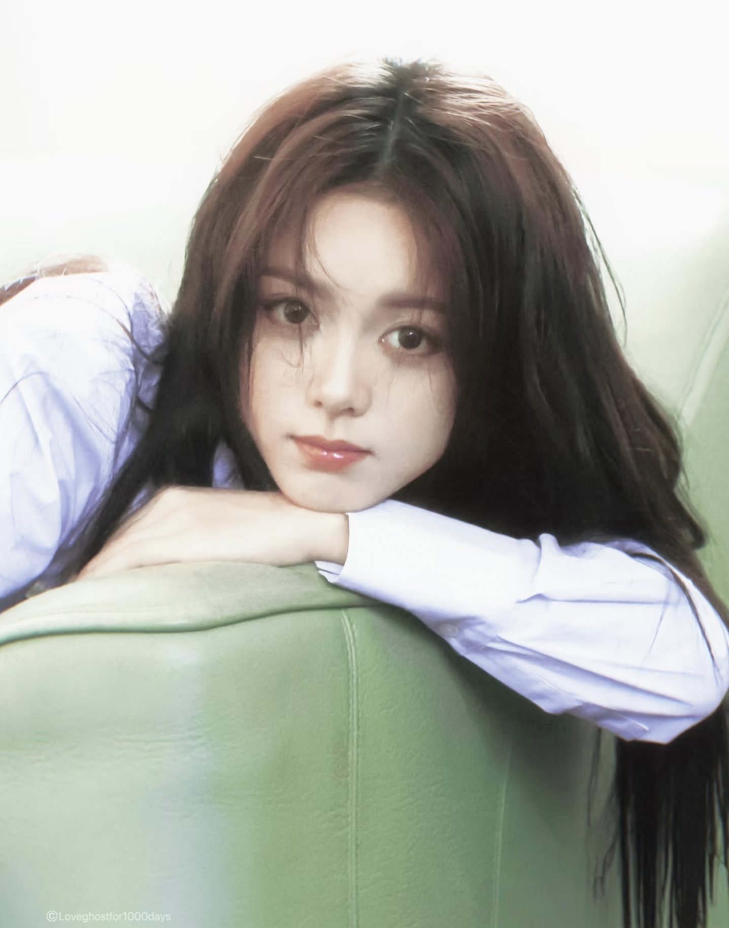 长头发和蓝色衬衫的女人。