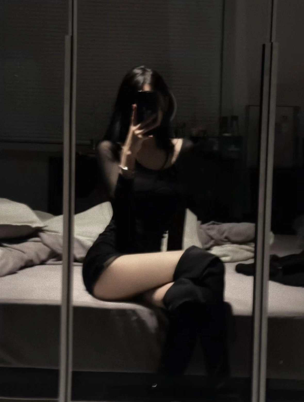 女人在镜子里拍自拍。