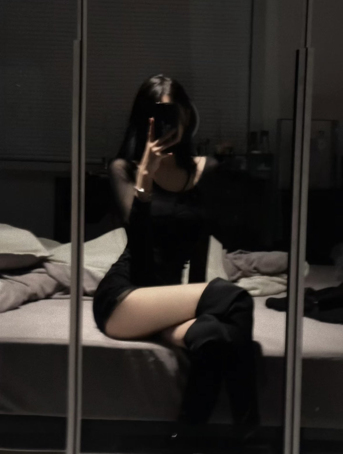 女人在镜子里拍自拍。