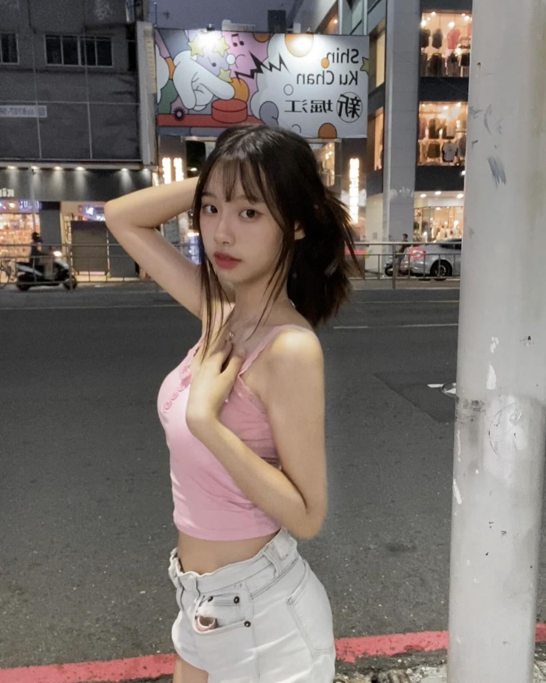 女人在广告牌前放映一张照片。