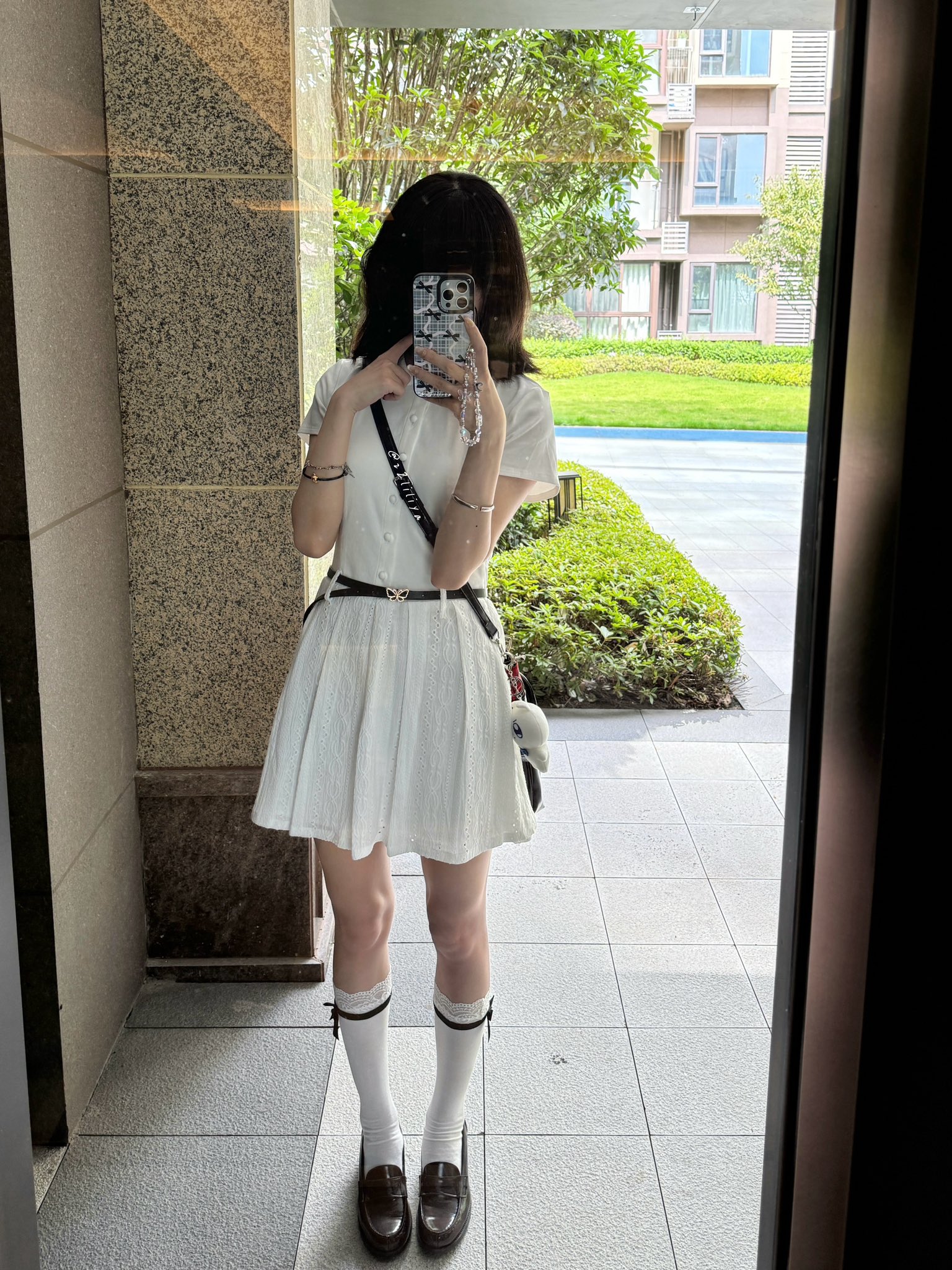 穿白色衣服的女人拍了一张自拍。