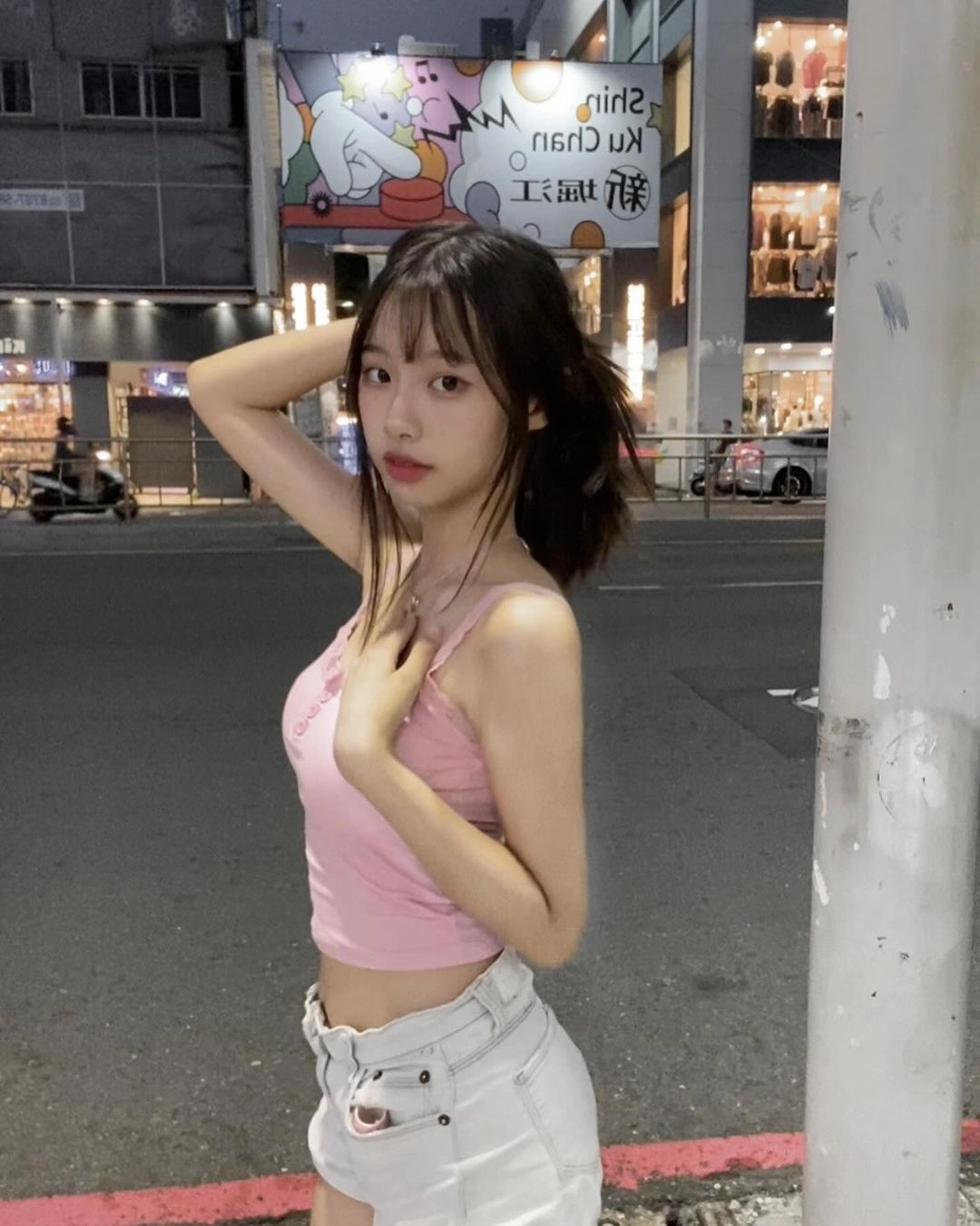 女人在广告牌前放映一张照片。