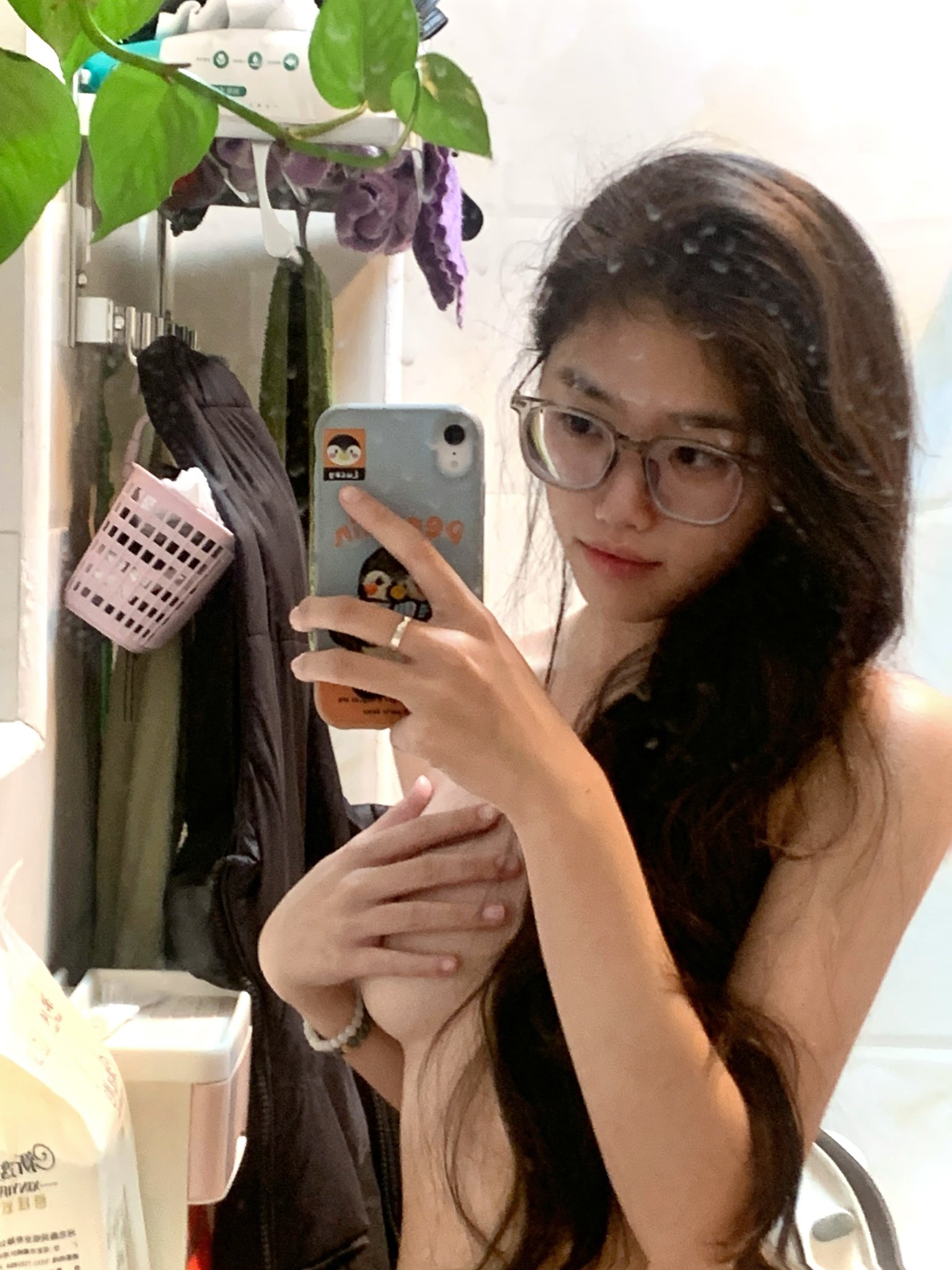 女人用手机拍自拍。