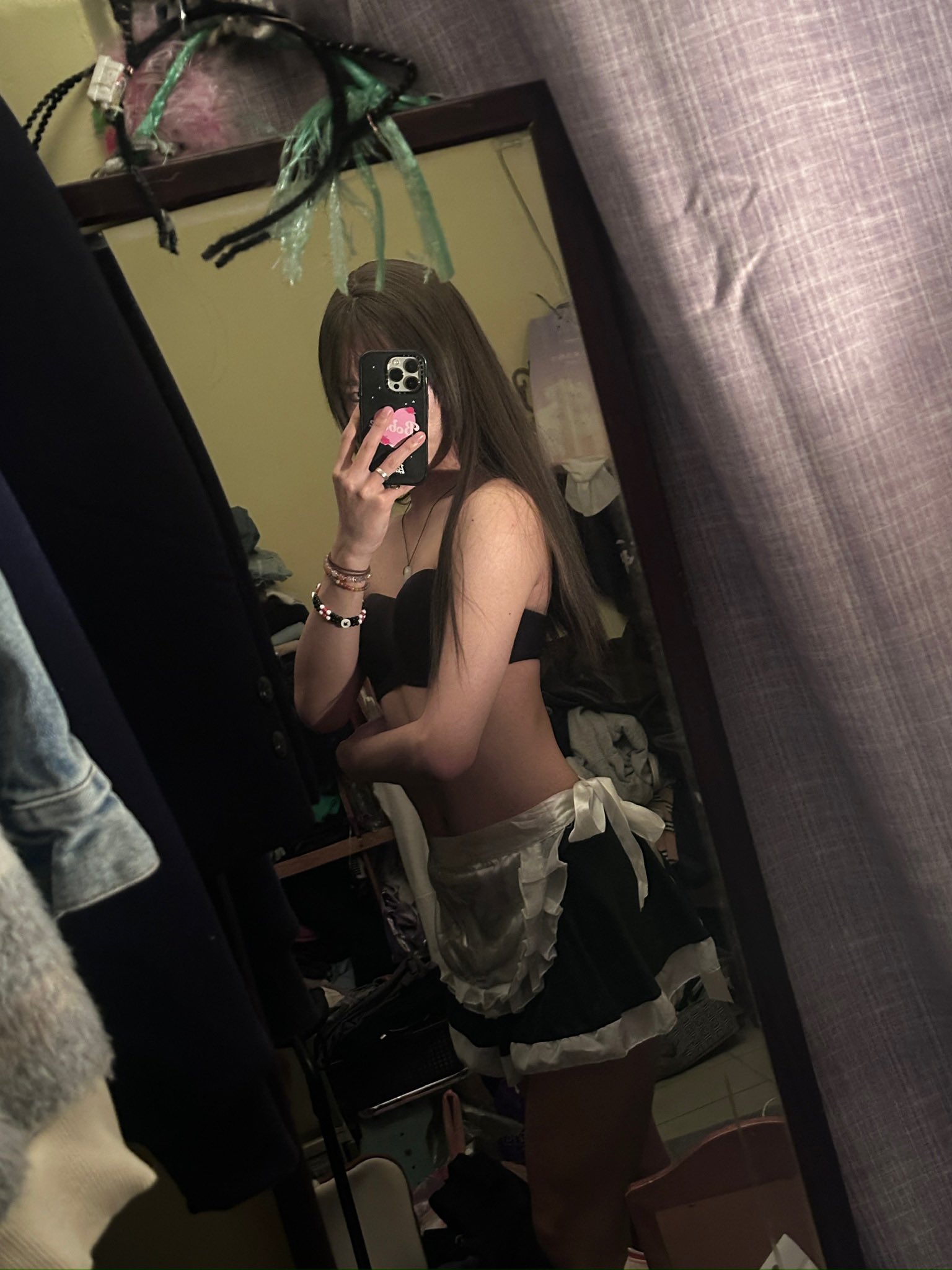 女人在镜子里拍自拍。