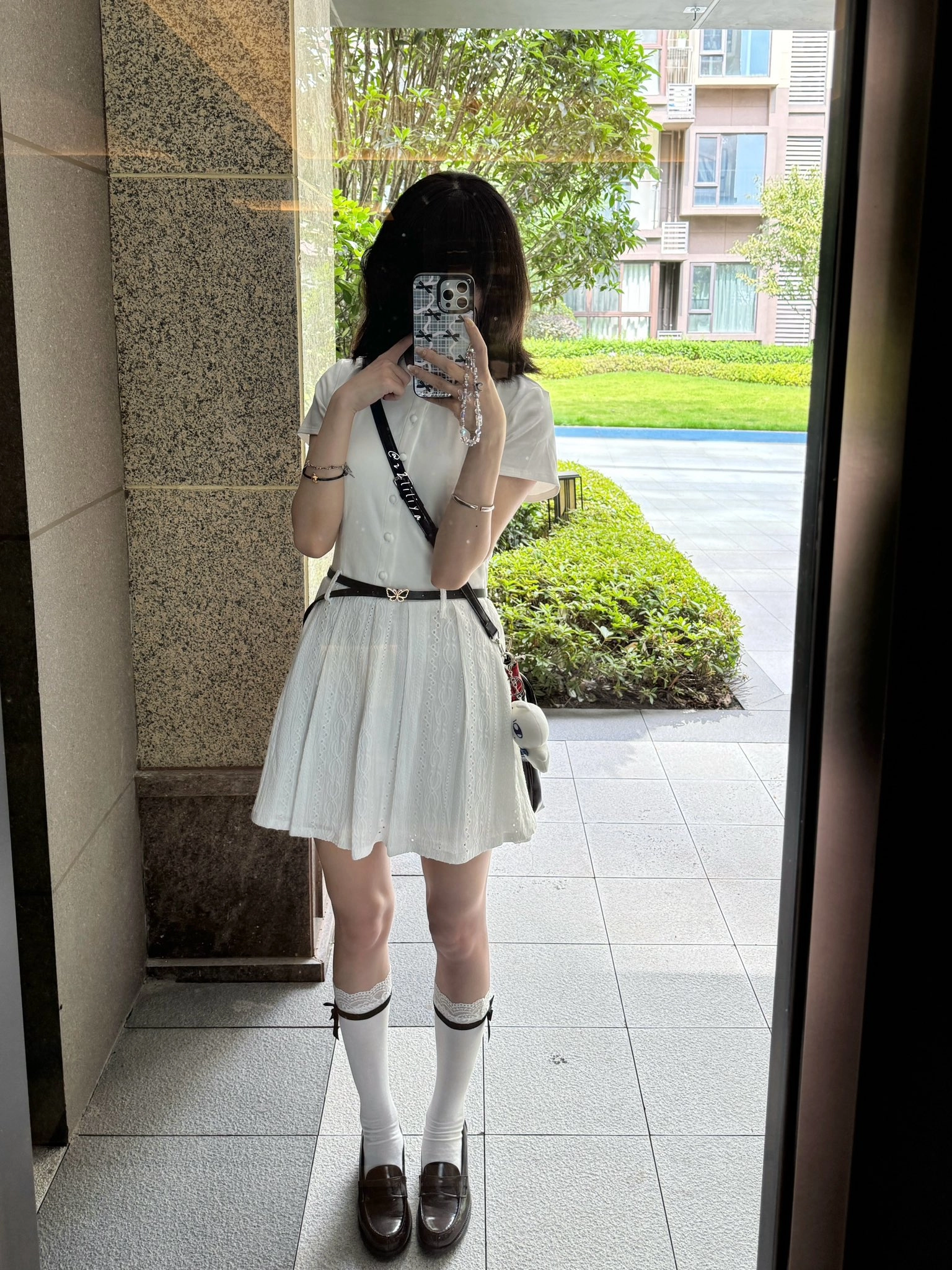 穿白色衣服的女人拍了一张自拍。