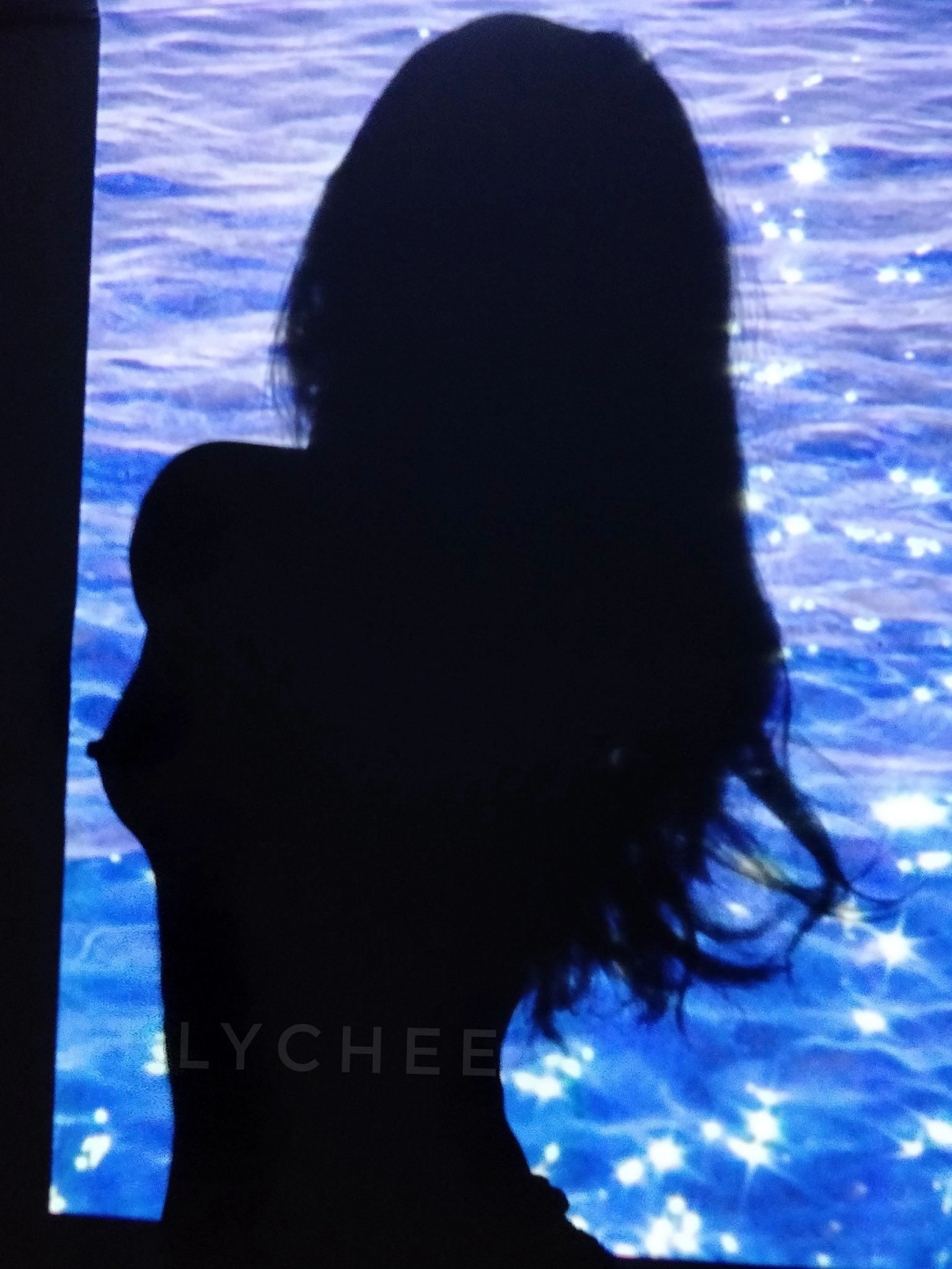 女人站在海边。