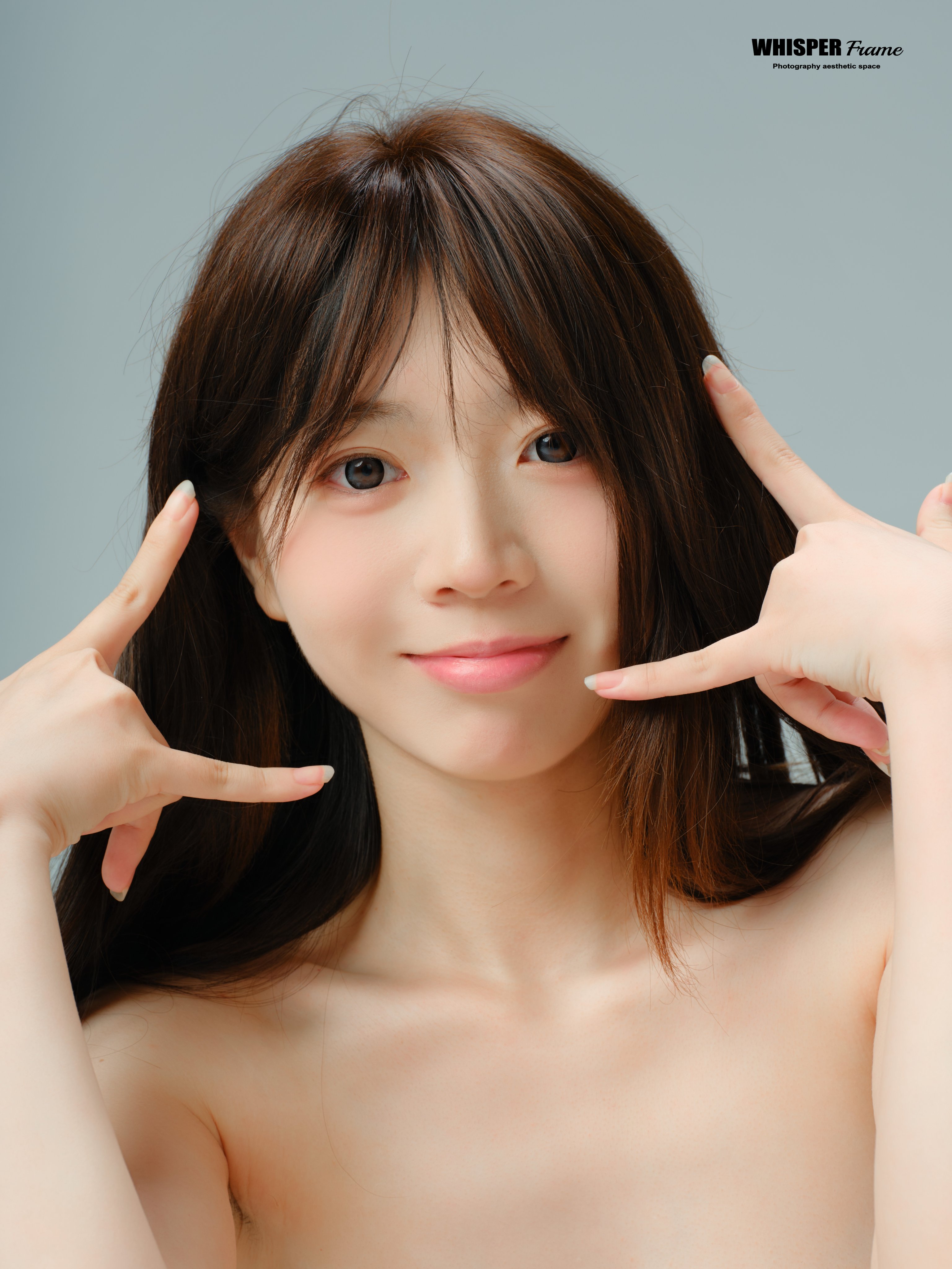 有乳房穿透的女人坐在白色表面上裸体。