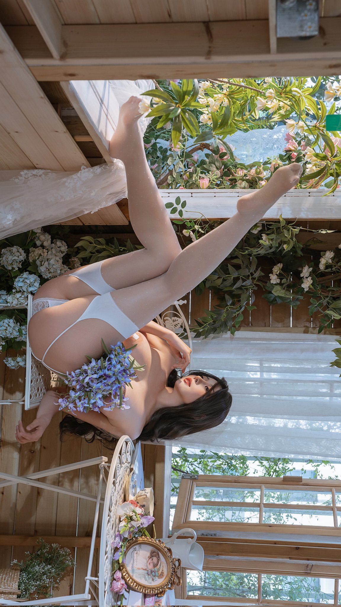 穿着白裤子和袜子的女人坐在椅子上。