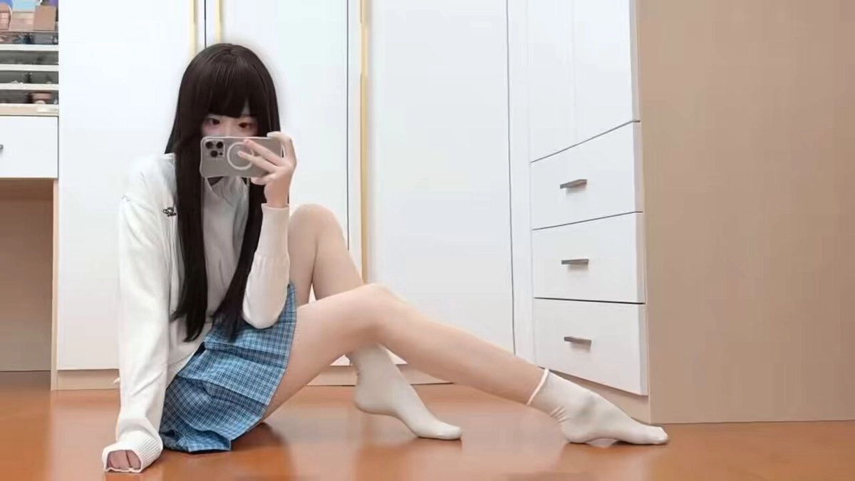 女人用相机拍照自己。