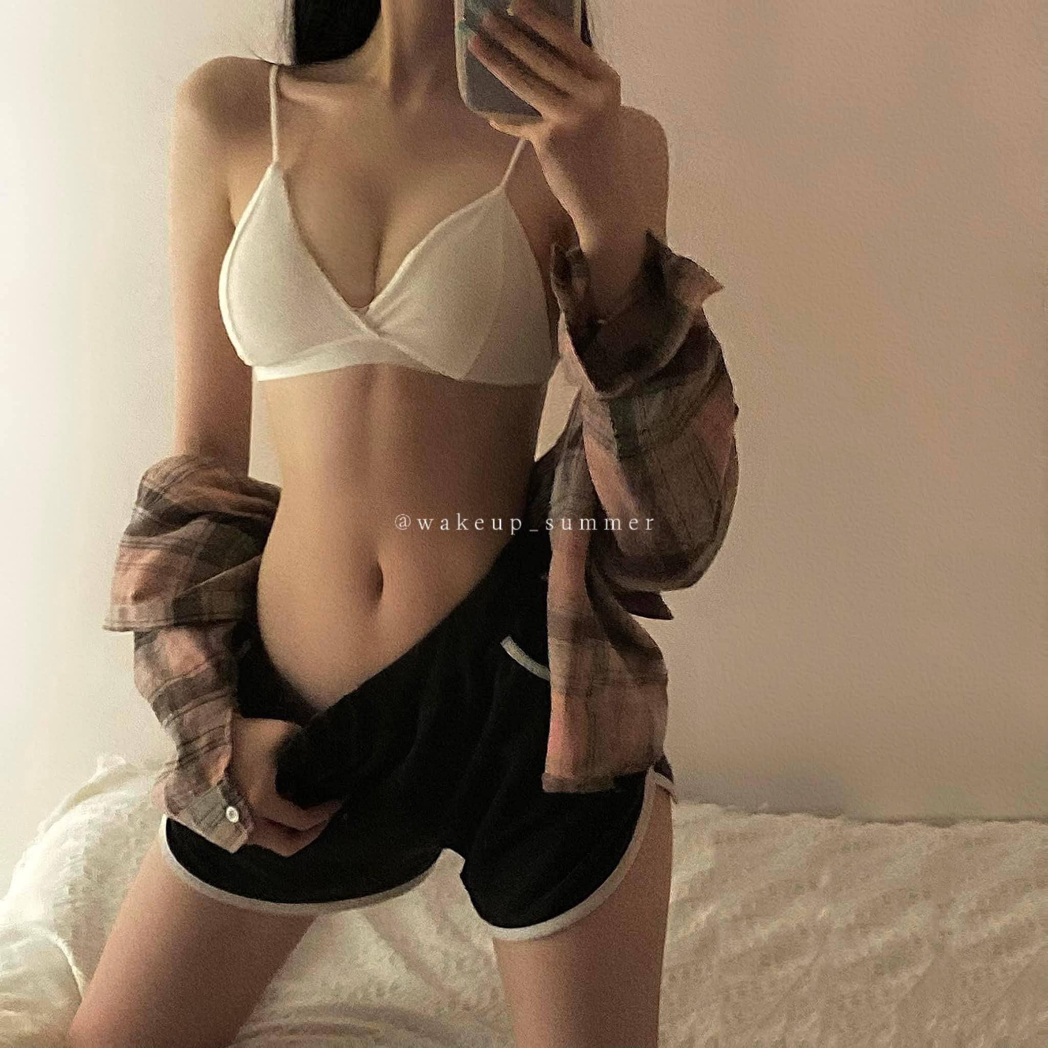 一位穿着白色衬衫和黑色短裤的女人拍了一张自拍。