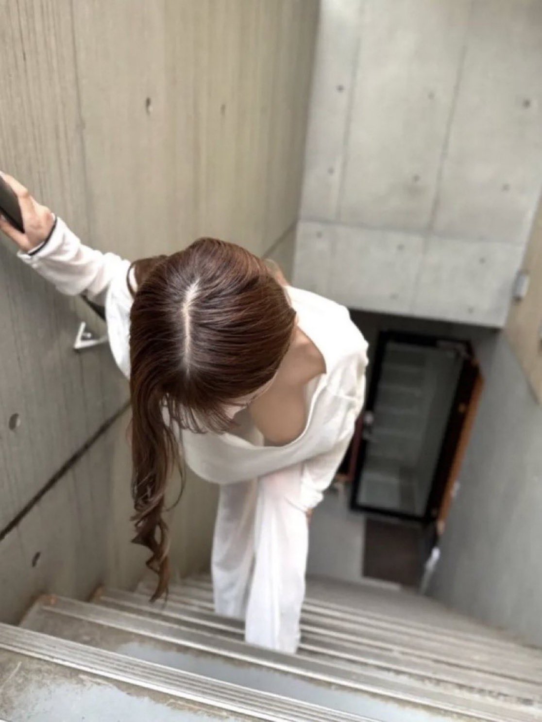 穿着白色衣服的女人正在爬楼梯。