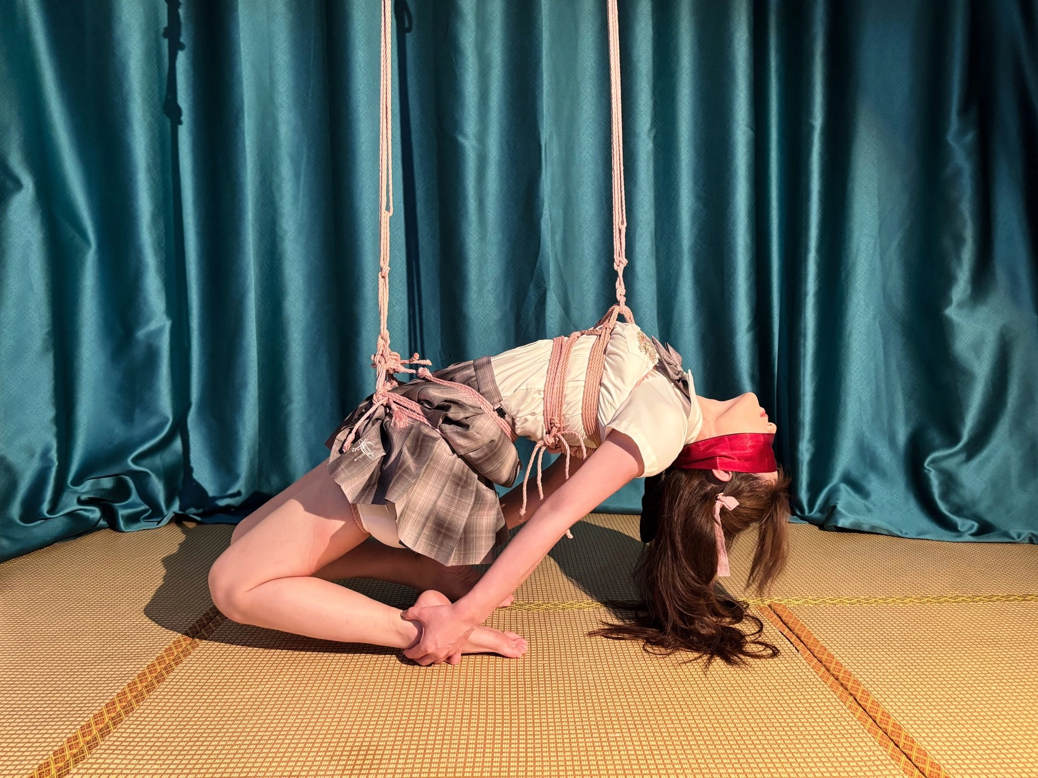 女人被捆绑和盲目。