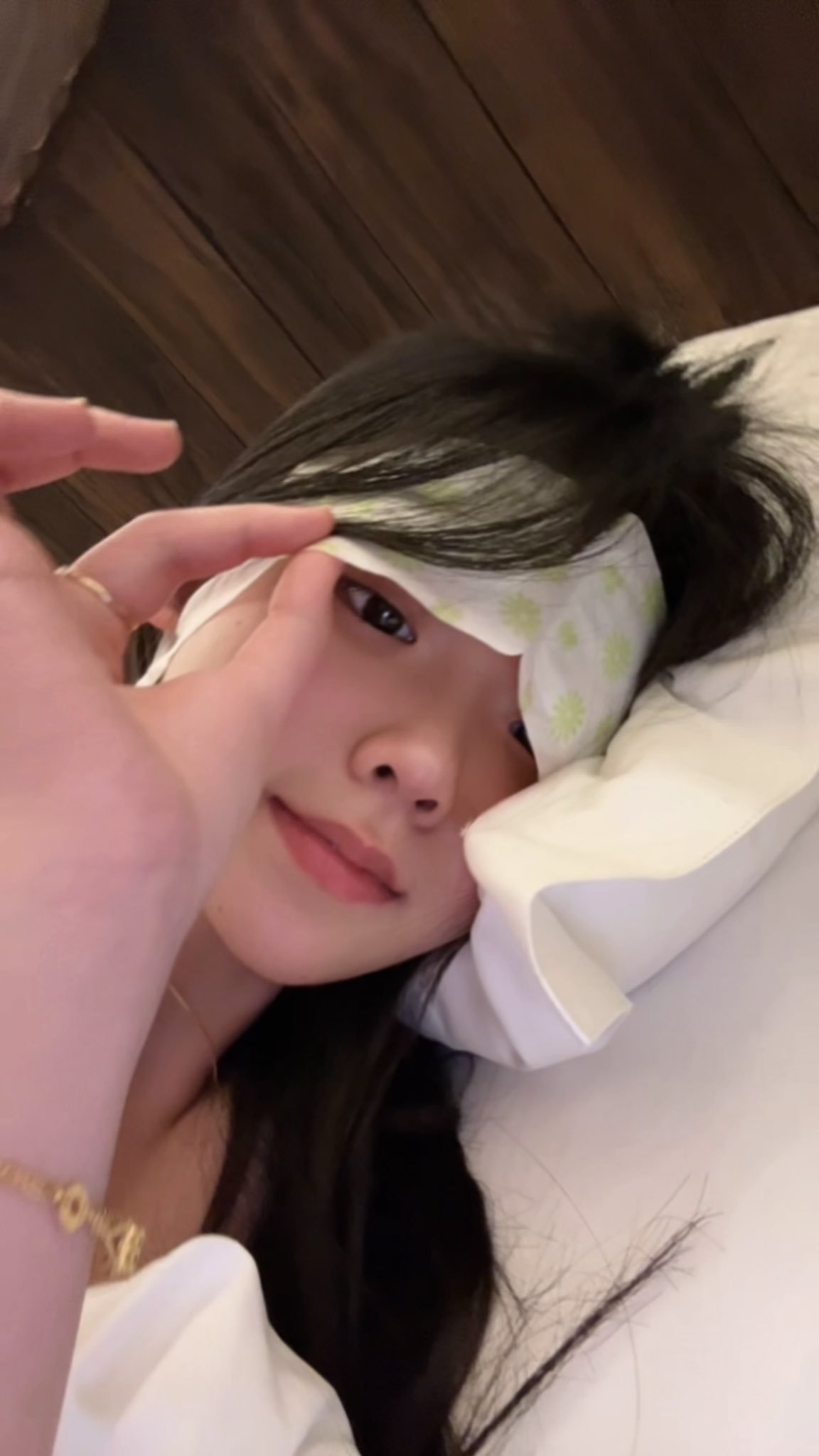 女人头上拿着毛巾。