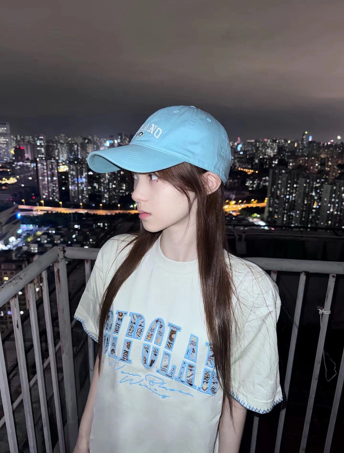 穿着蓝色帽子和白色衬衫的女人。