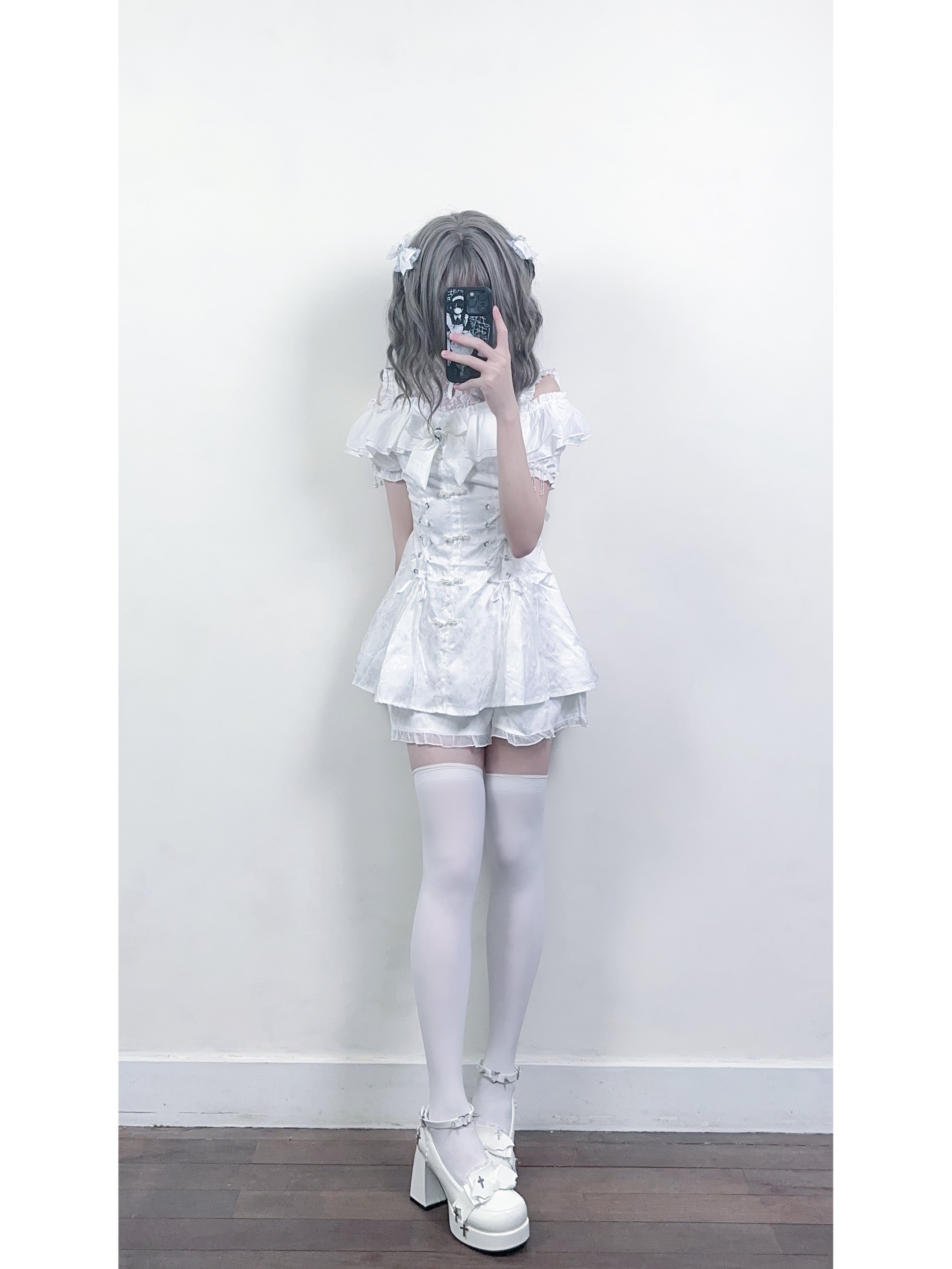 穿白色衣服的女人拍了一张自拍。