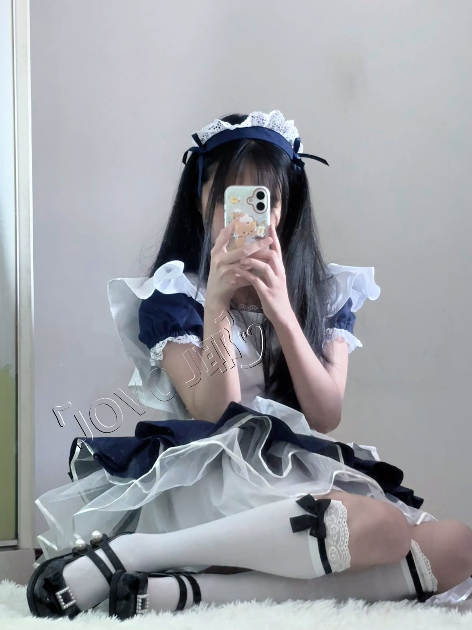 穿着女仆的服装的女人拍了一张自拍。