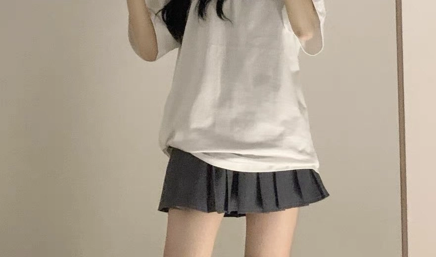 穿着白色衬衫和裙子的女人。