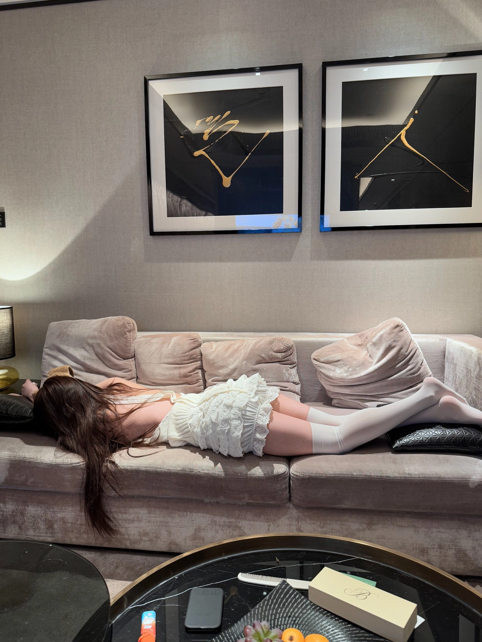 穿着白色衣服的女人睡在沙发上。