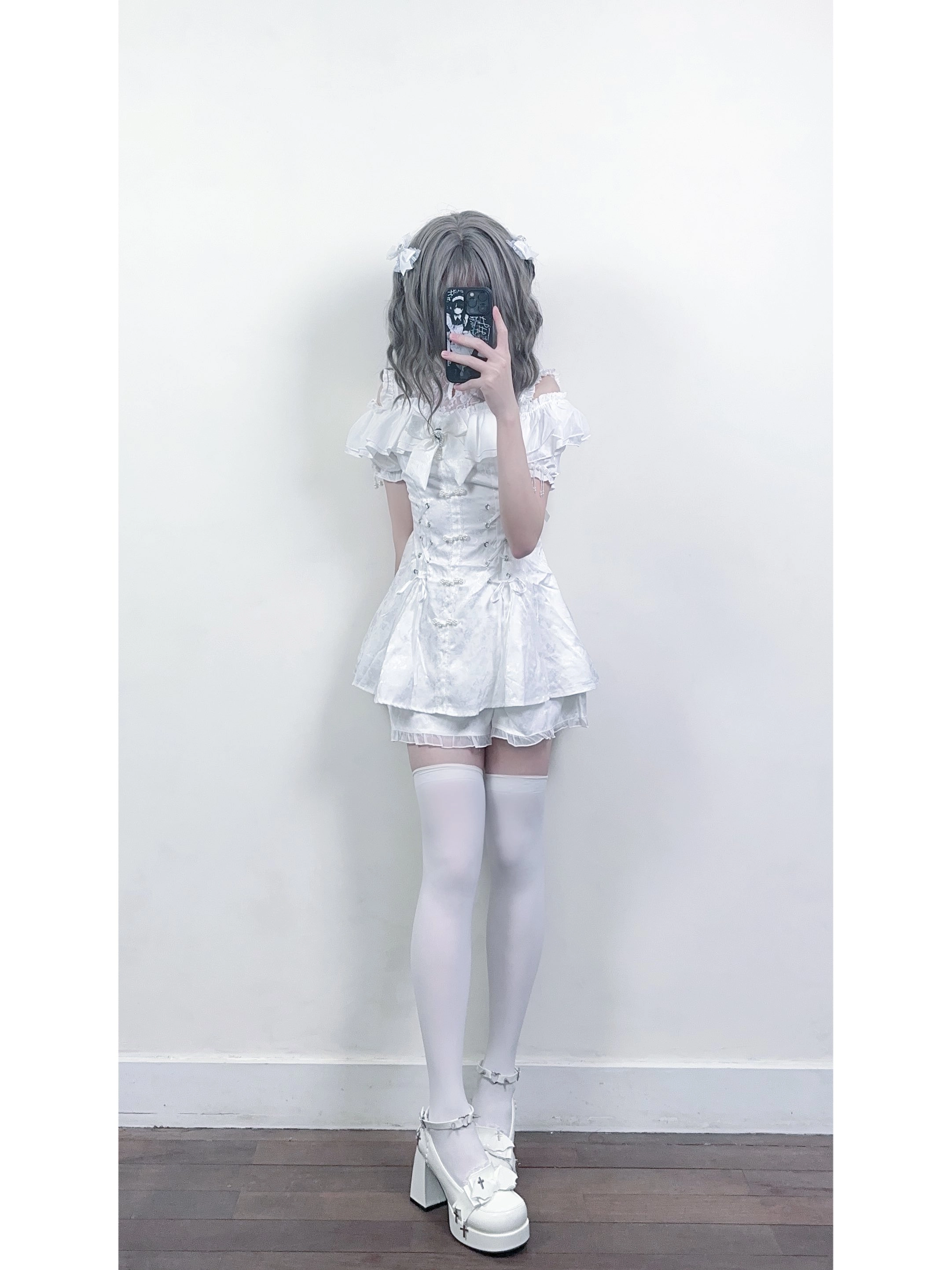 穿白色衣服的女人拍了一张自拍。