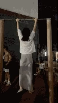 女人在一个酒吧上吊。