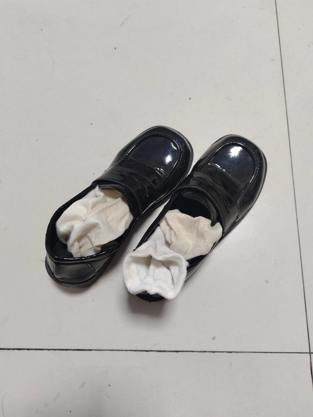 一双黑色鞋子和白色袜子。