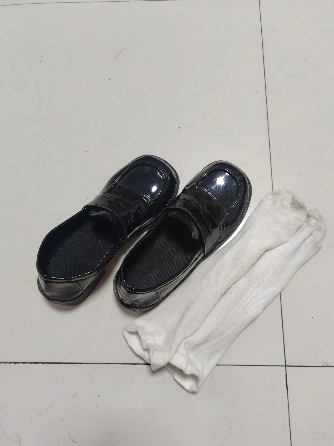 一双黑色鞋子和白色袜子。