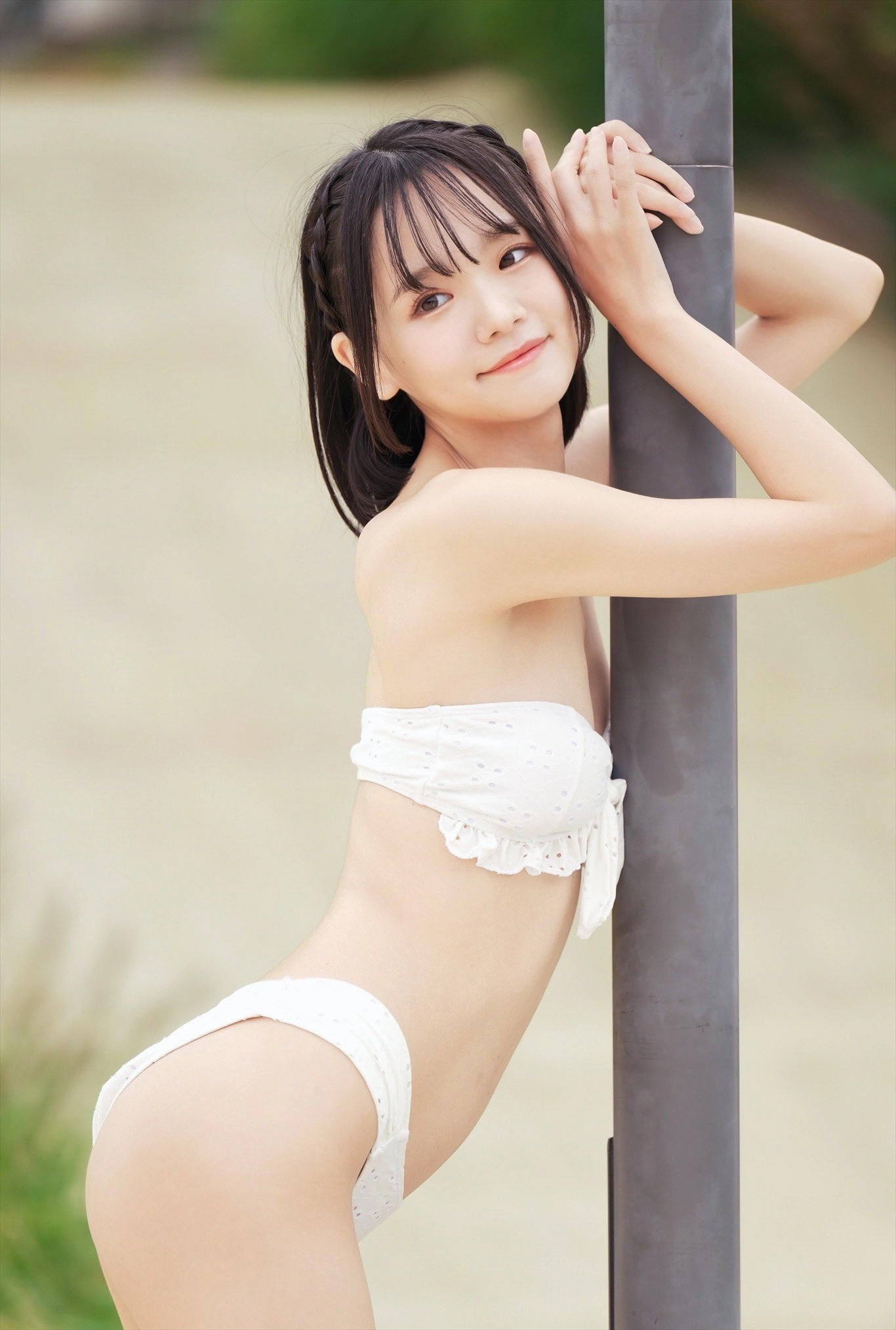 穿着白色比基尼的女人为一张照片。