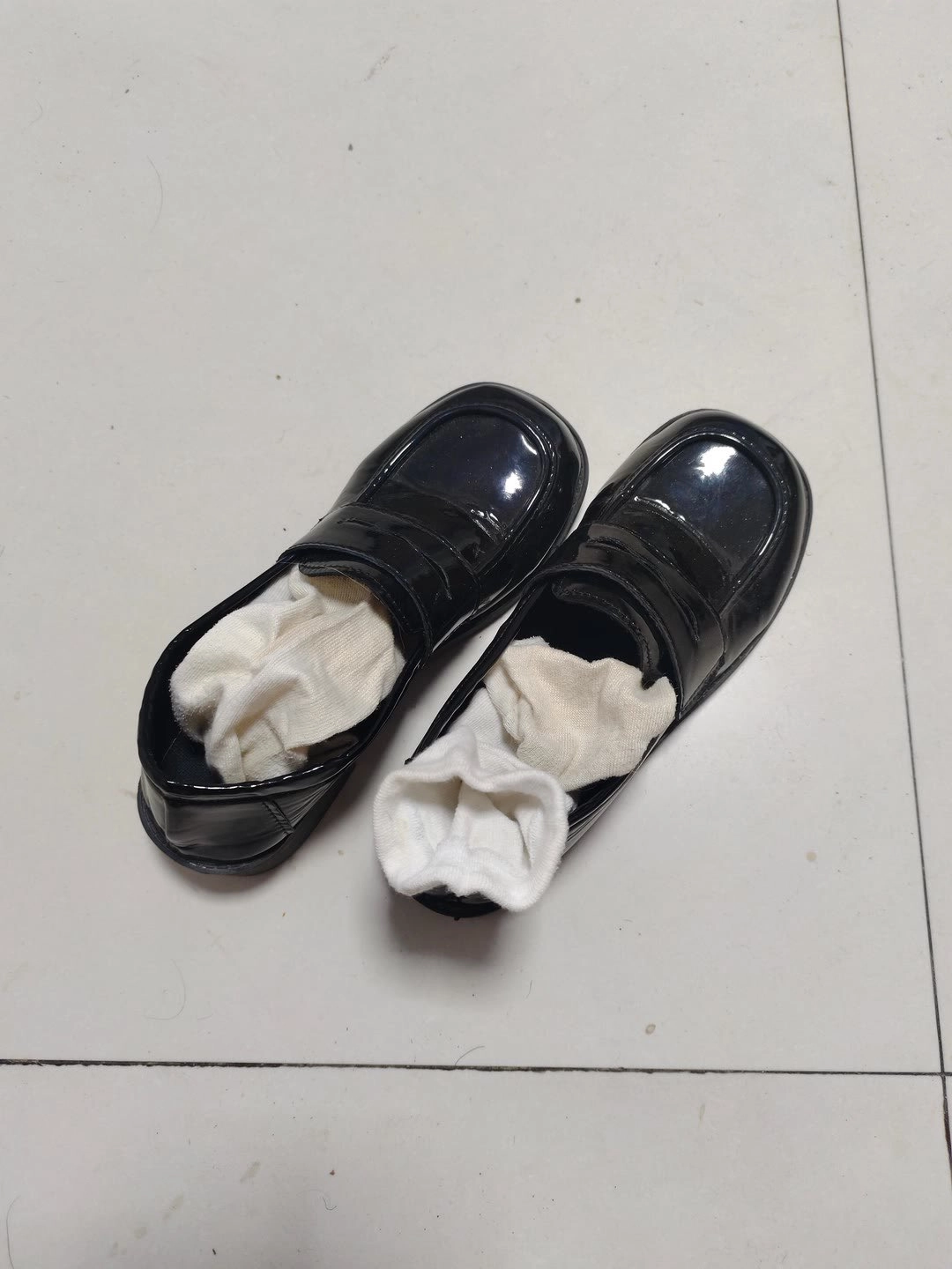 一双黑色鞋子和白色袜子。