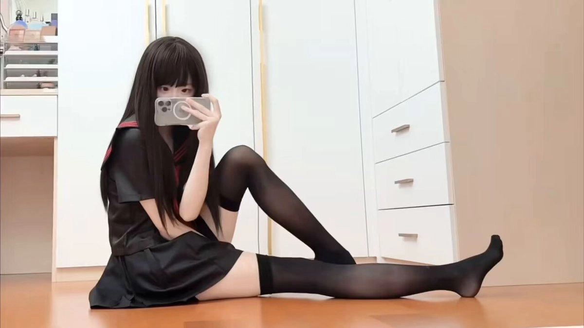 女人带着相机拍个自拍。