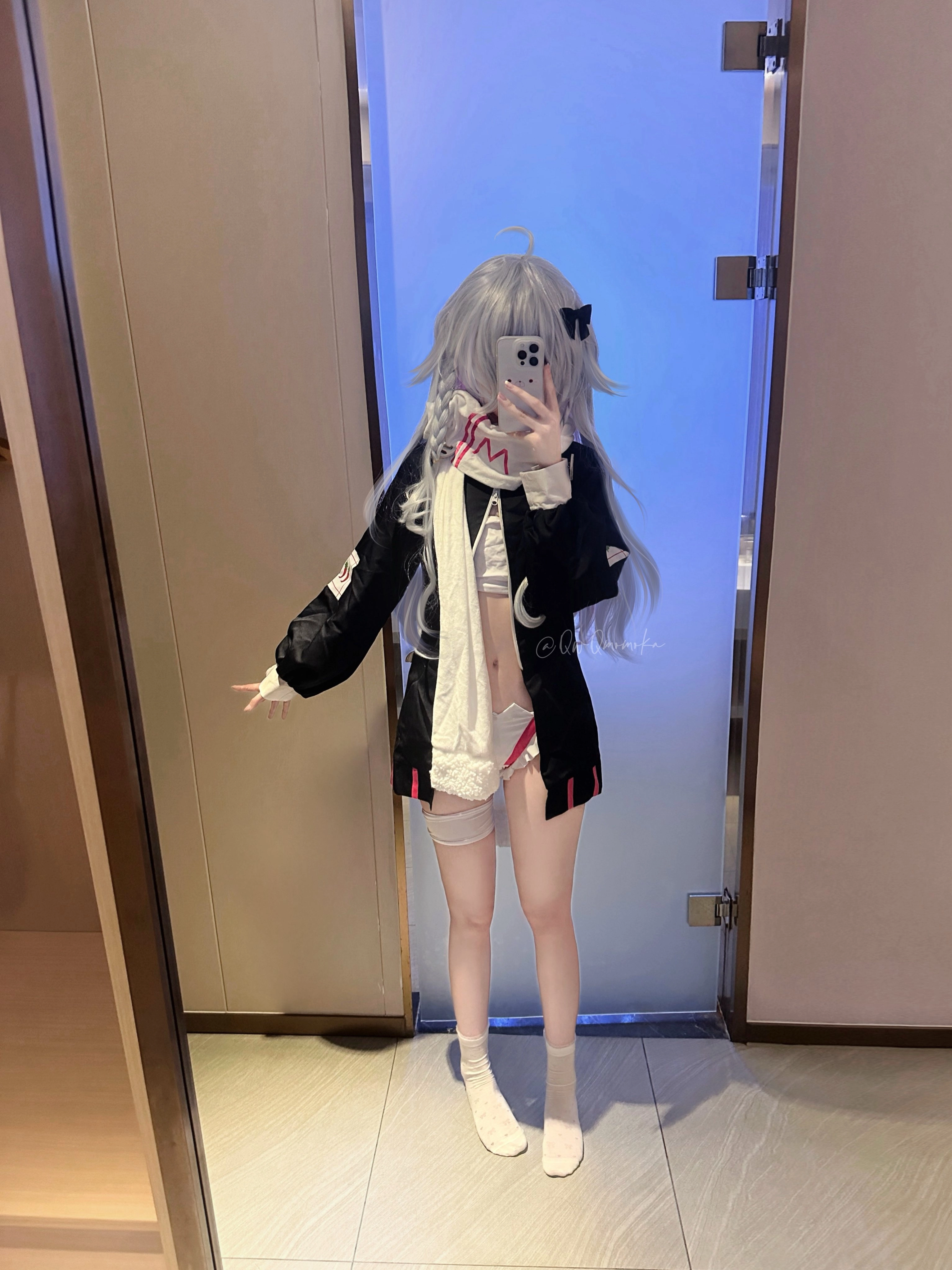 女孩在镜子里拍自拍。