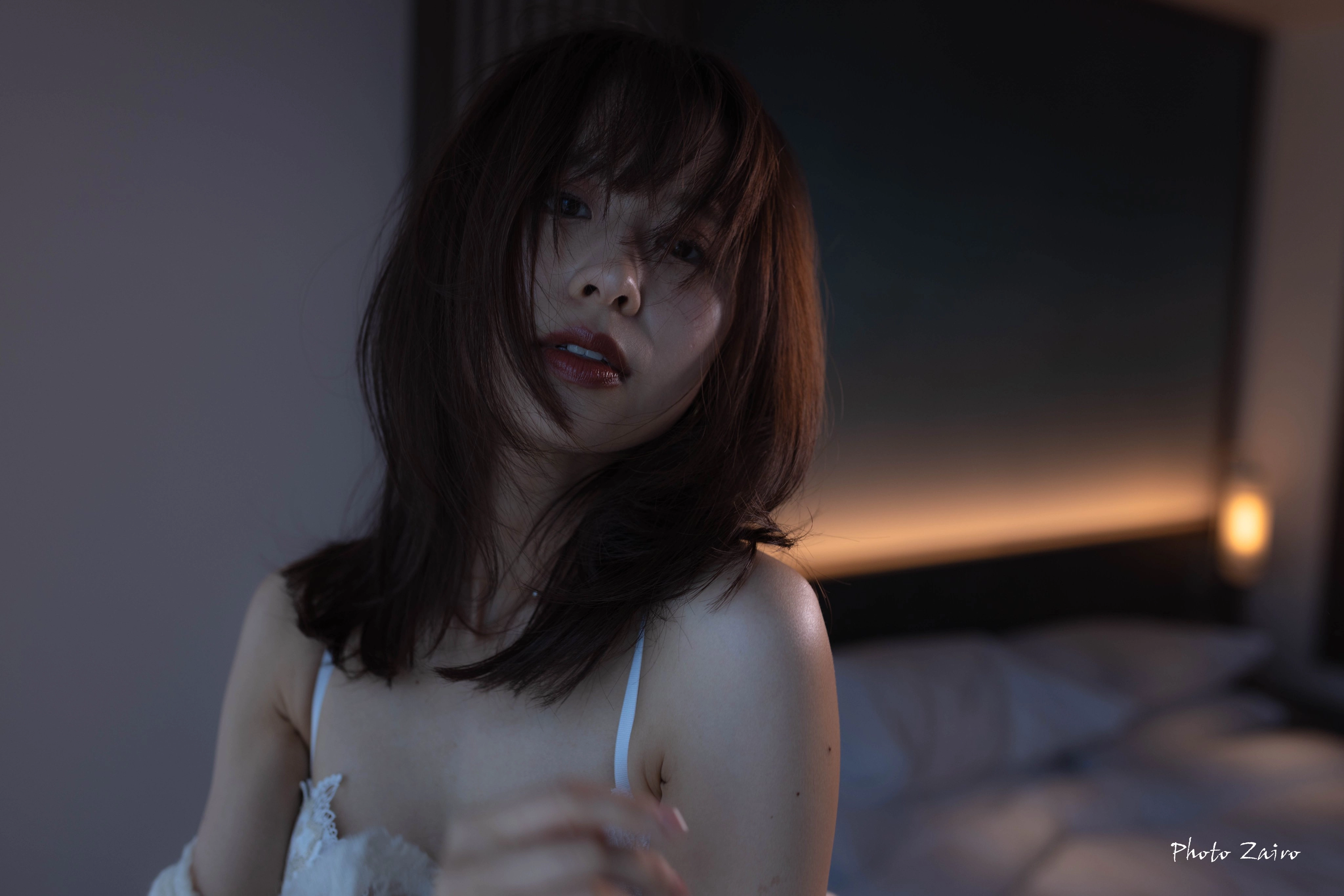 黑发的女人和一件白色的衬衫。